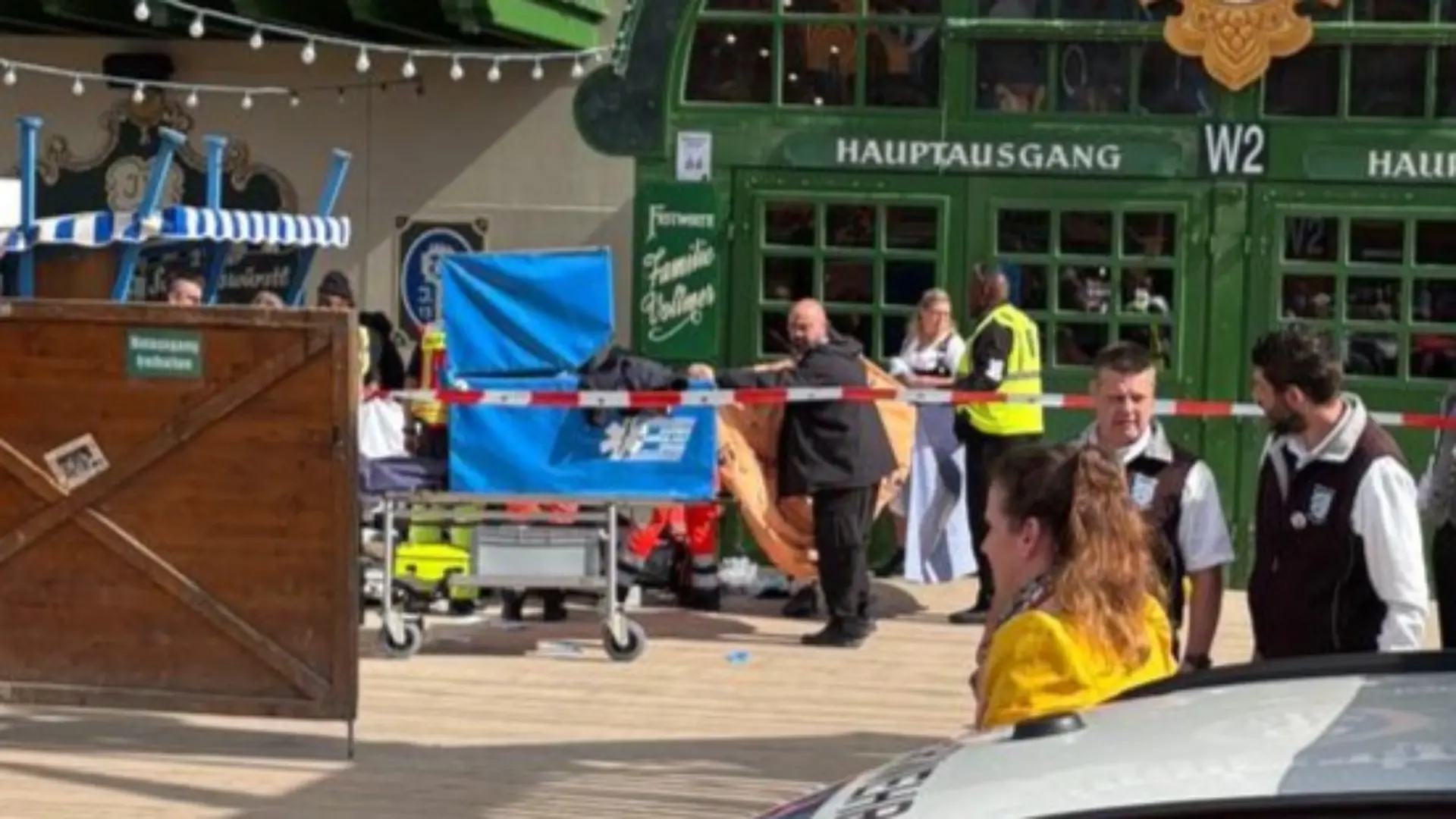 Während der Rettungsmaßnahmen schirmen Kellner die Sicht mit Decken ab. 