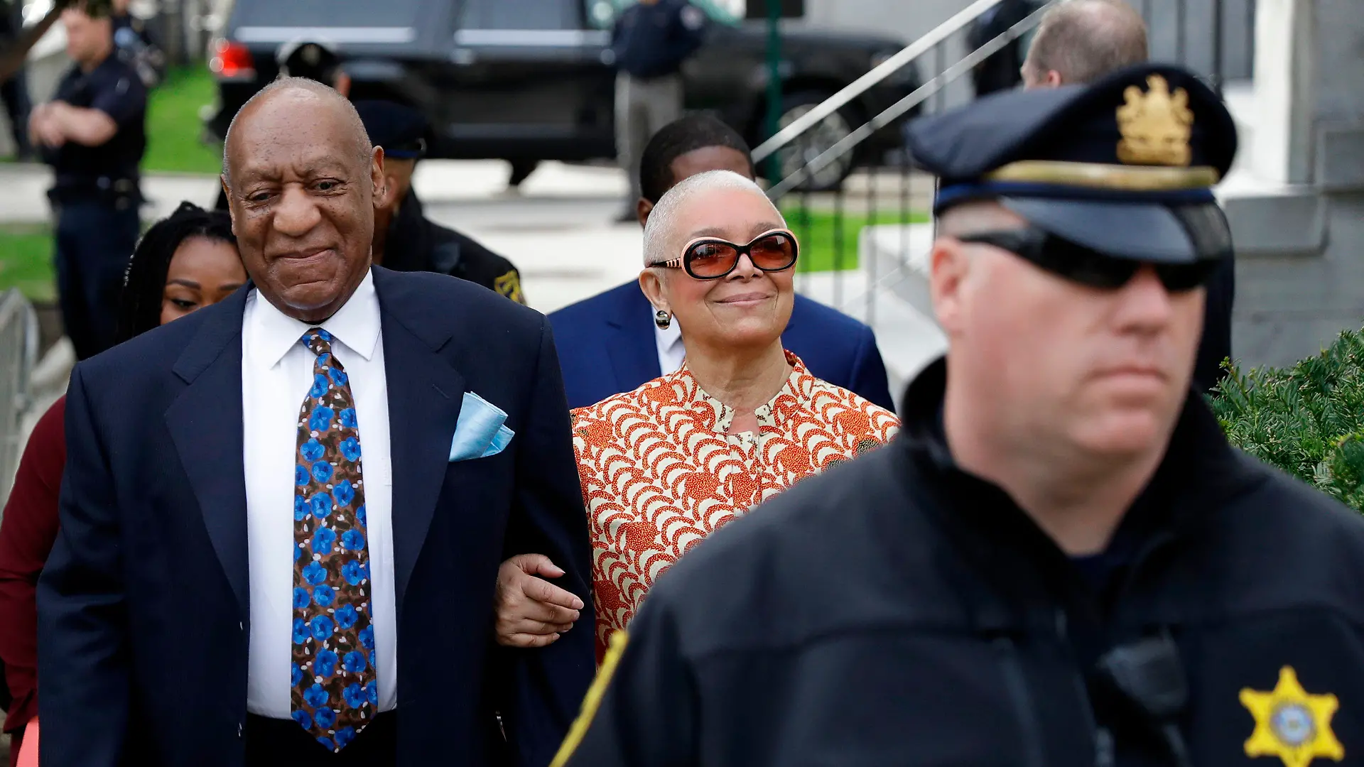 ARCHIV - 24.04.2018, USA, Norristown: Bill Cosby (l), Schauspieler aus den USA, kommt mit seiner Frau, Camille, zu seiner Verhandlung wegen sexueller Nötigung am Montgomery County Courthouse in Norristown. Nach der Aufhebung des Urteils wegen sexueller Nötigung gegen Cosby hat der Schauspieler das Gefängnis verlassen. «Er wurde heute kurz vor 14.30 (Ortszeit) entlassen», teilte die Sprecherin der Gefängnisbehörde im Bundesstaat Pennsylvania, Bivens, der Deutschen Presse-Agentur am Mittwoch mit. Foto: Matt Slocum/AP/dpa +++ dpa-Bildfunk +++