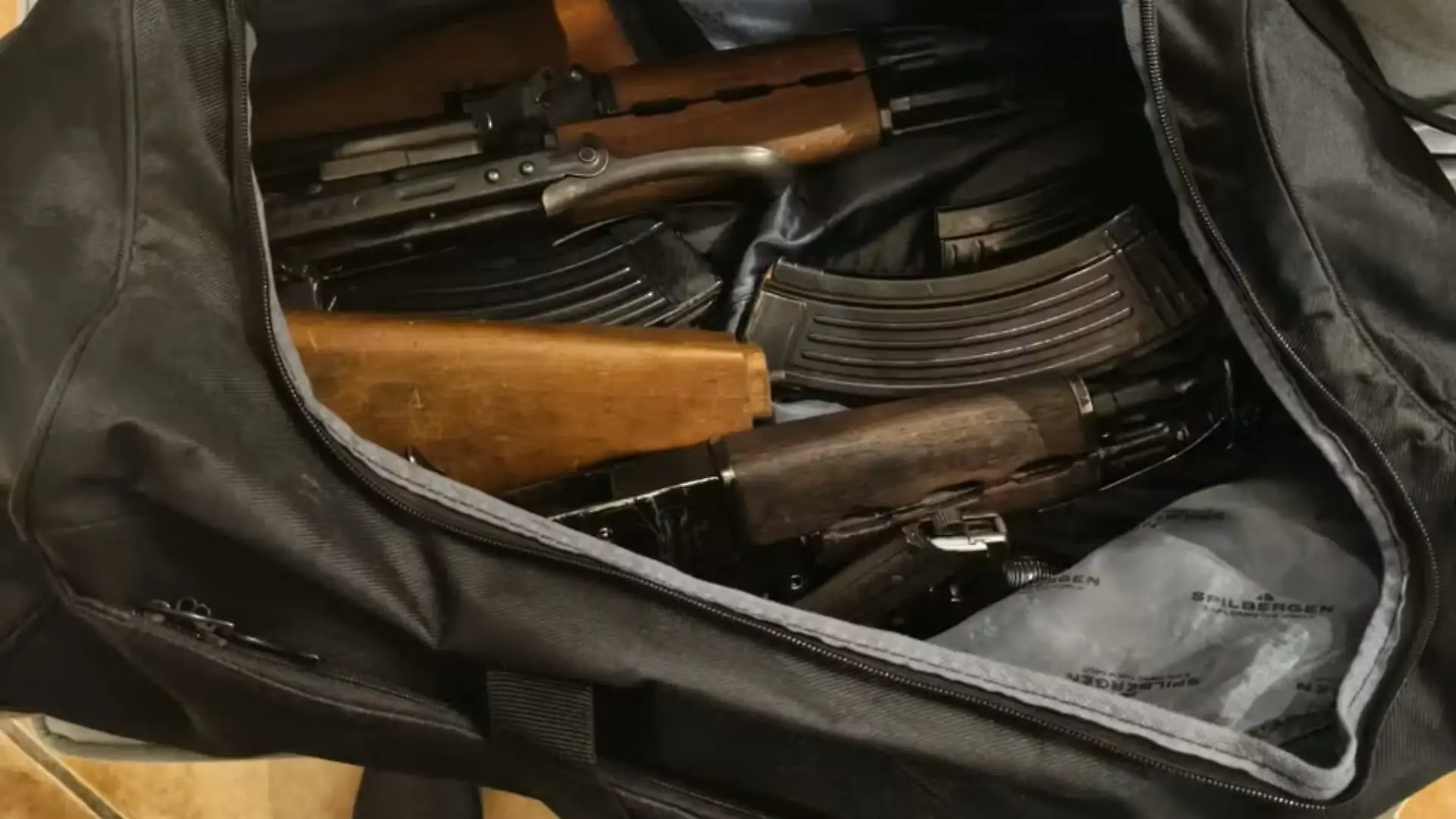 Am Tatort konnten zahlreiche Waffen sichergestellt werden.