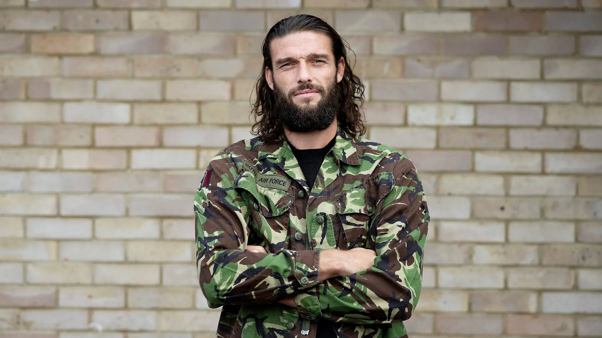 Andy Carroll schreibt in seinem Buch über sexuellen Missbrauch.
