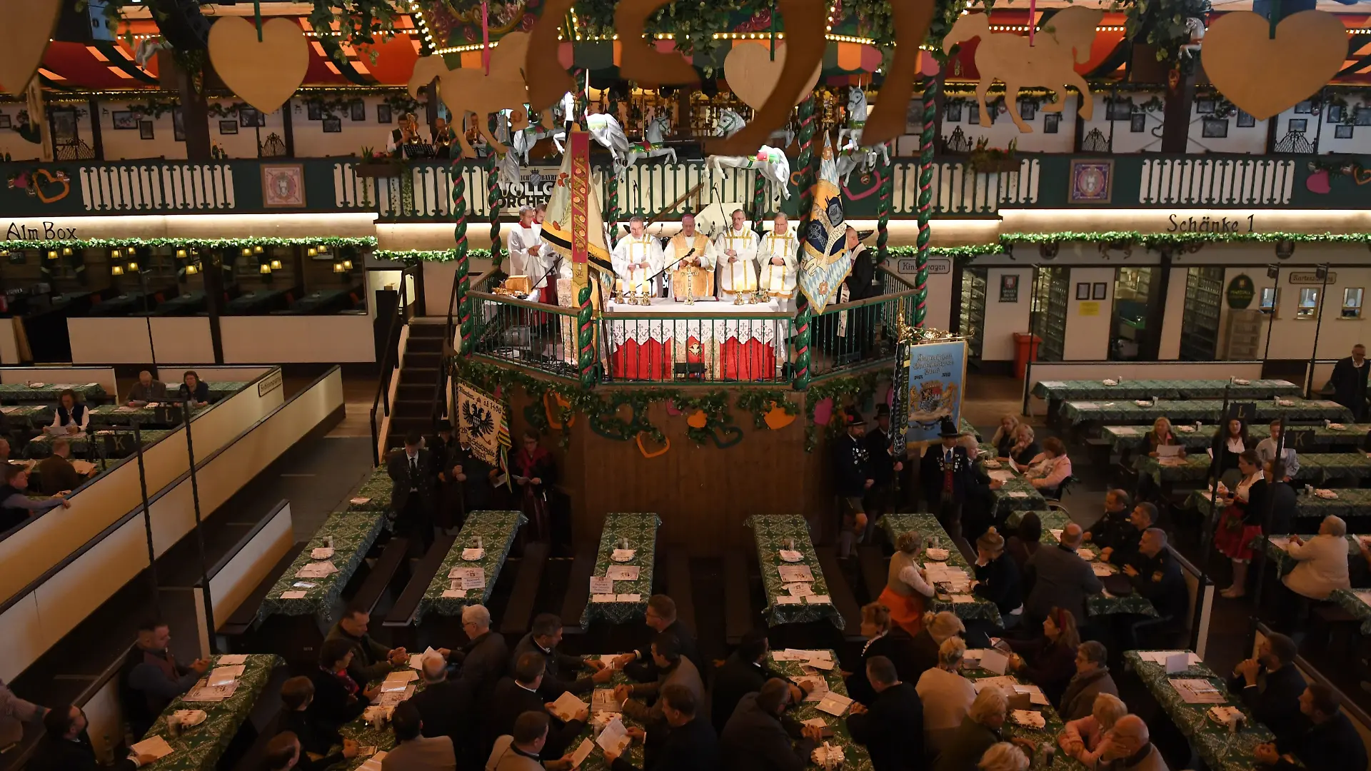 Weihbischof Matthias König feiert einen ökumenischen Gottesdienst im Marstall Festzelt