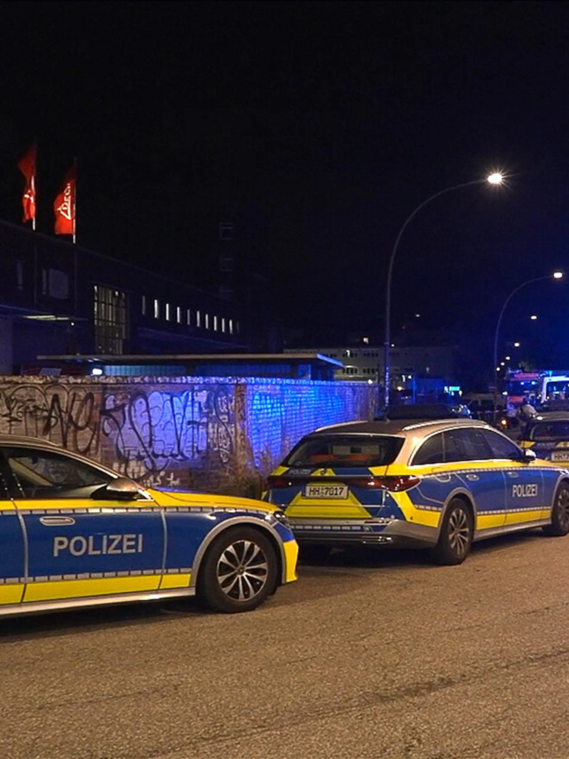 Einsatzfahrzeuge von Polizei und Rettungsdienst stehen auf einem Fabrikgelände in Hamburg-St. Pauli. Auf der Lagerstraße gibt es einen größeren Polizeieinsatz, wie ein Sprecher des Lagezentrums mitteilte.
