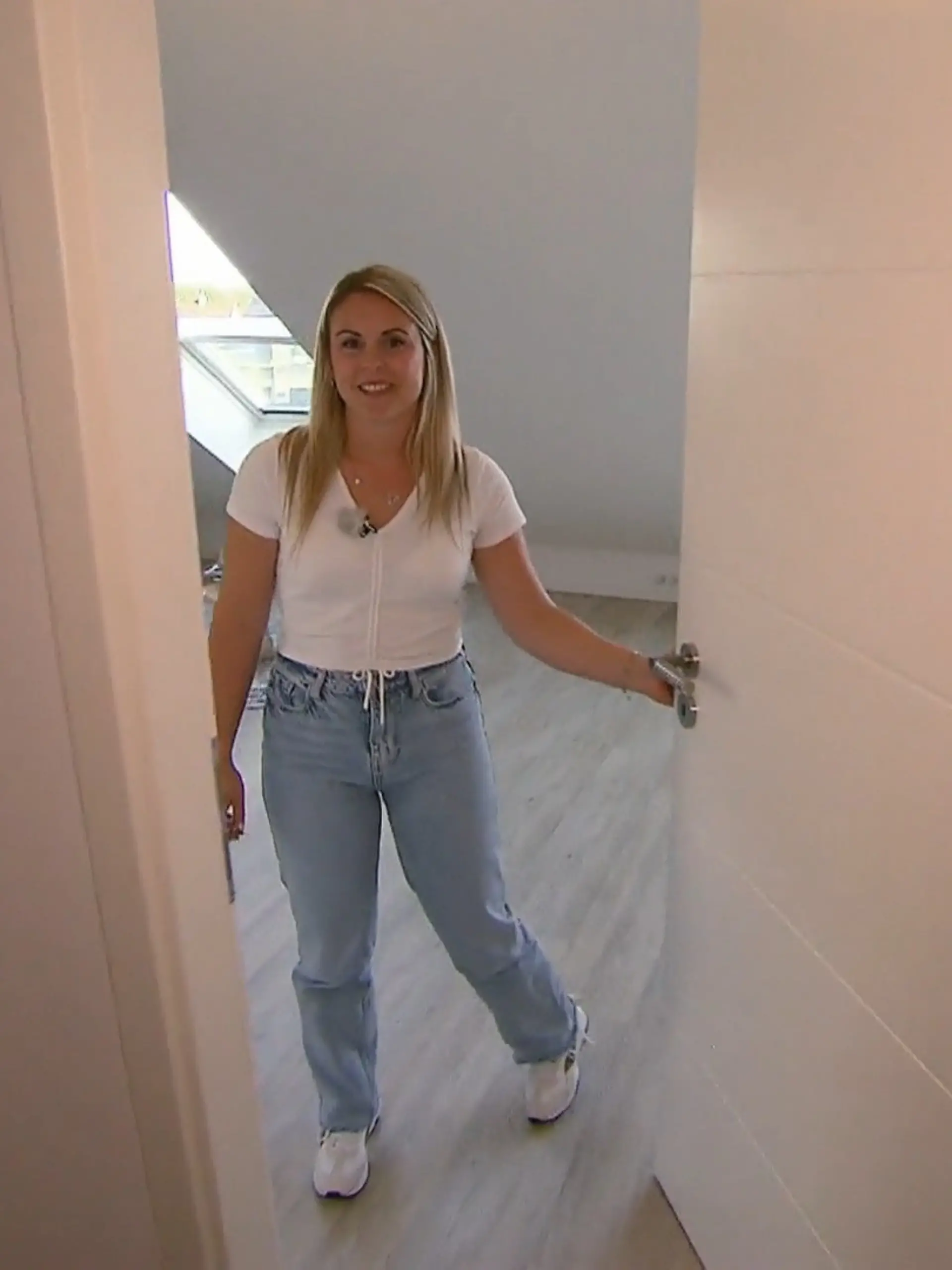 Conny zeigt ihr neues Arbeitszimmer