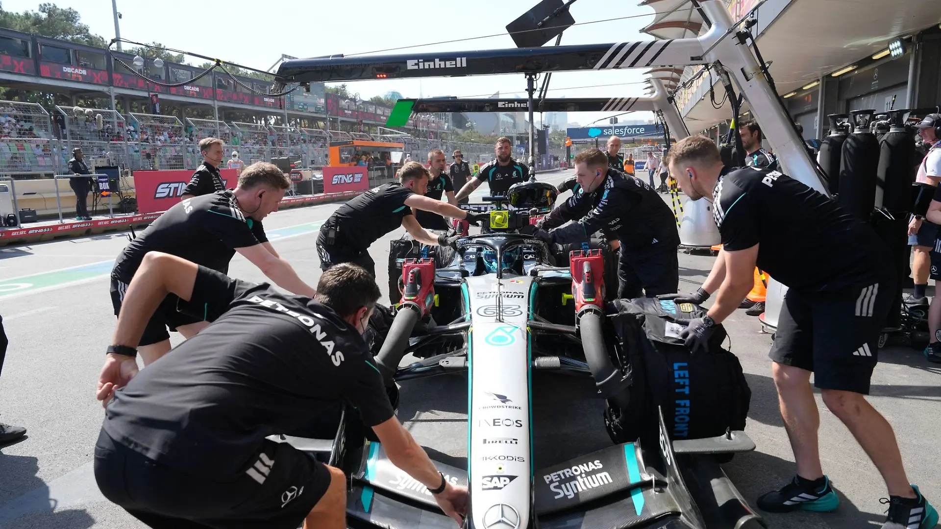 George Russell gibt in Baku das Tempo vor.