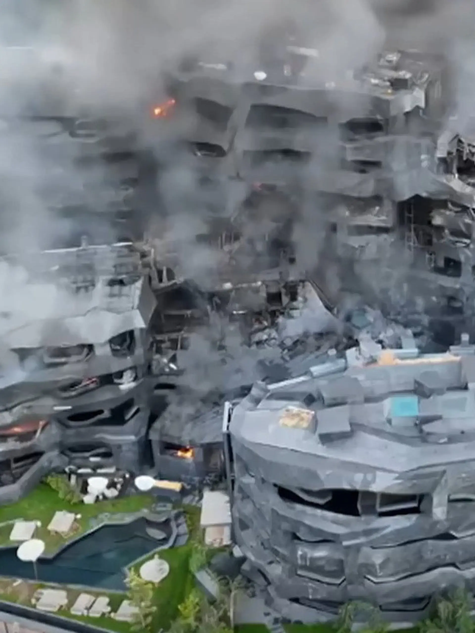 Bild zu: "Millionenschweres Luxusprojekt in Flammen! Feuer zerstört ganze Wohnanlage"