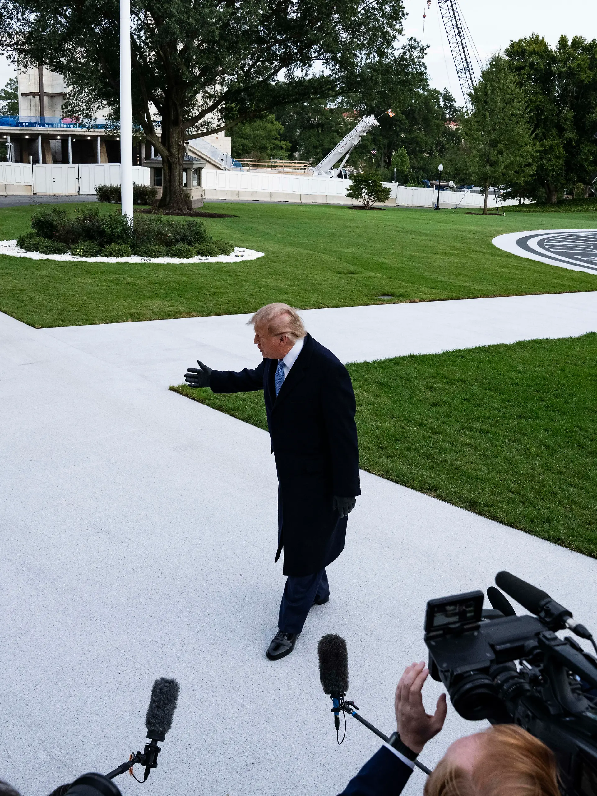 United States President Donald J. Trump returns to the White House from Joint Base Andrews in Maryland to greet Chinese President Xi Jinping for their meeting in Washington, DC, United States, on September 23, 2026. (Photo by Andrew Thomas/NurPhoto)