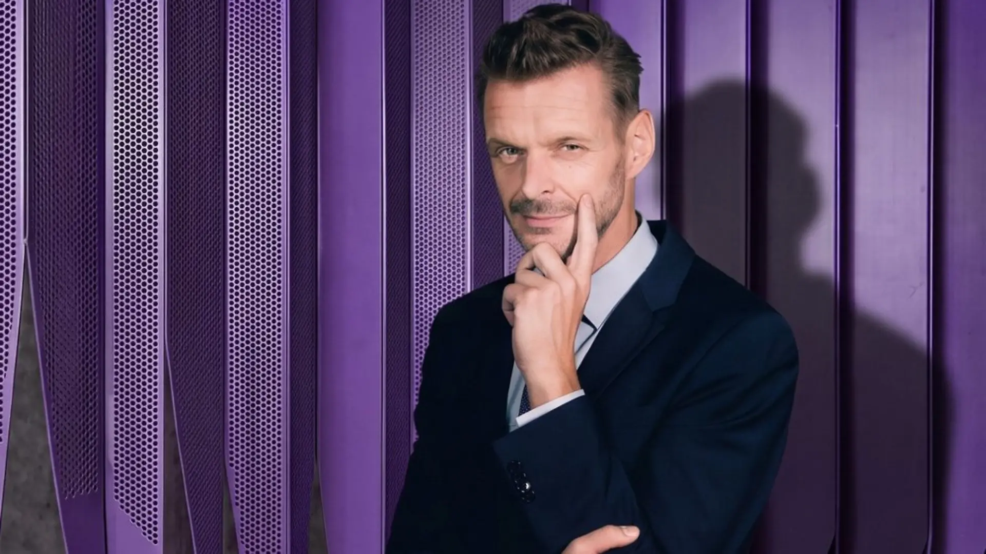 Florian Schroeder führt durch das neue "Journal Deluxe - mit Florian Schroeder".