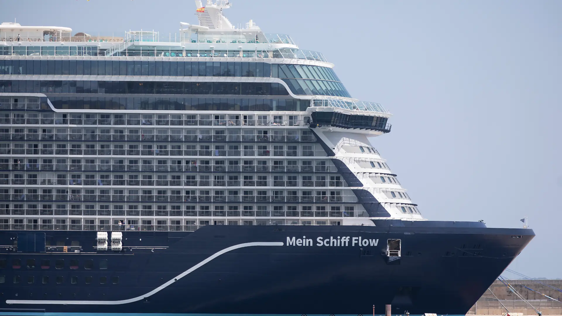 Das Kreuzfahrtschiff Mein Schiff Flow der TUI Cruises liegt im Hafen von Palma auf Mallorca.