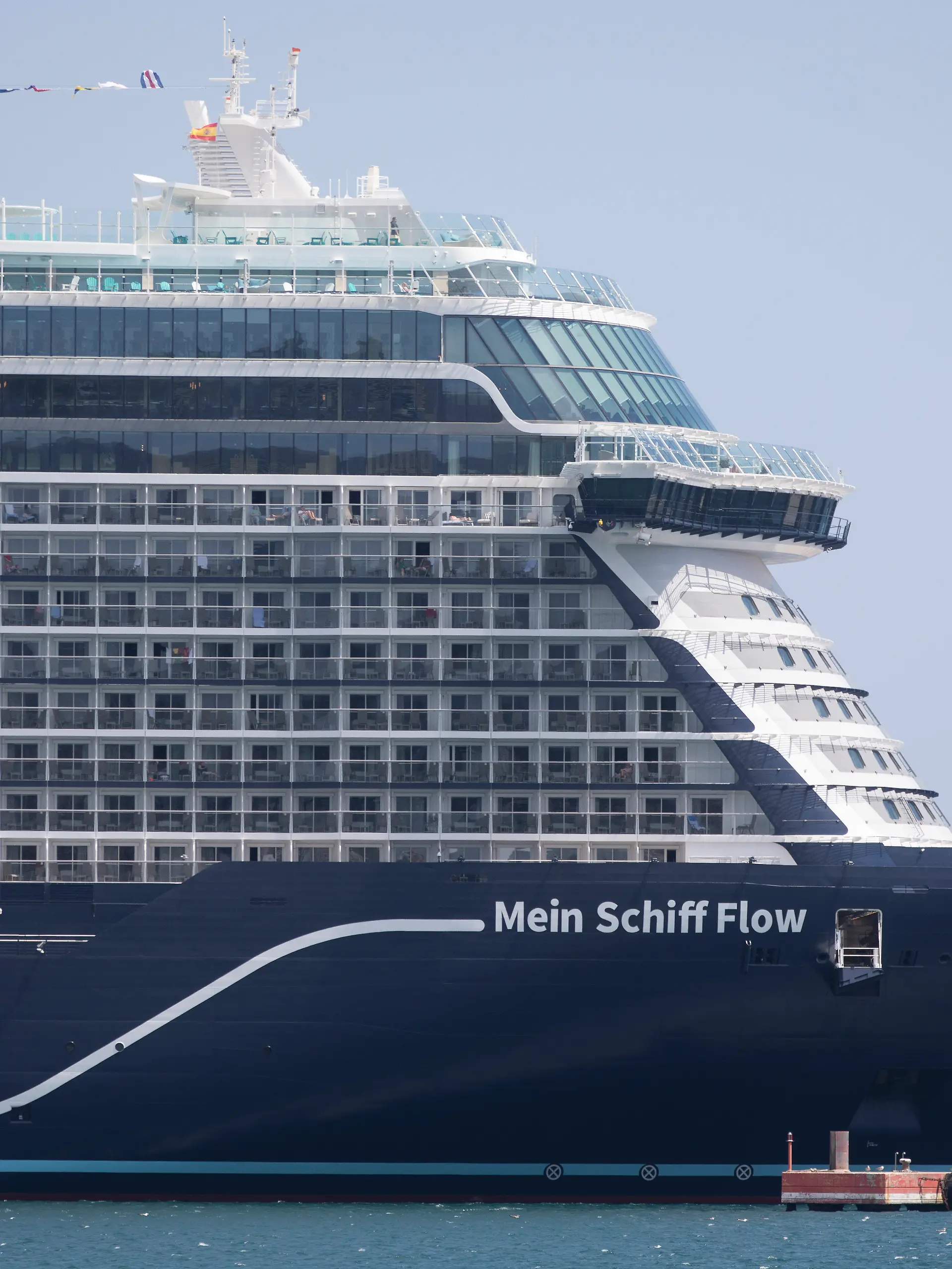 Das Kreuzfahrtschiff Mein Schiff Flow der TUI Cruises liegt im Hafen von Palma auf Mallorca.
