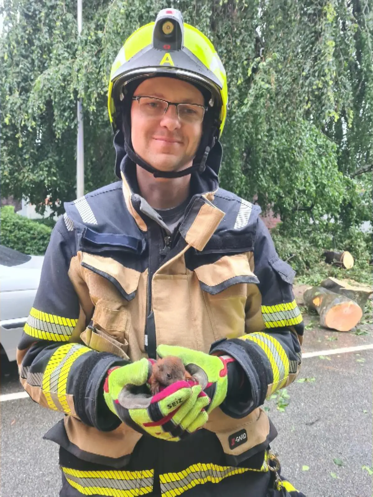 Gerettetes Eichhörnchen-Baby mit Feuerwehrmann