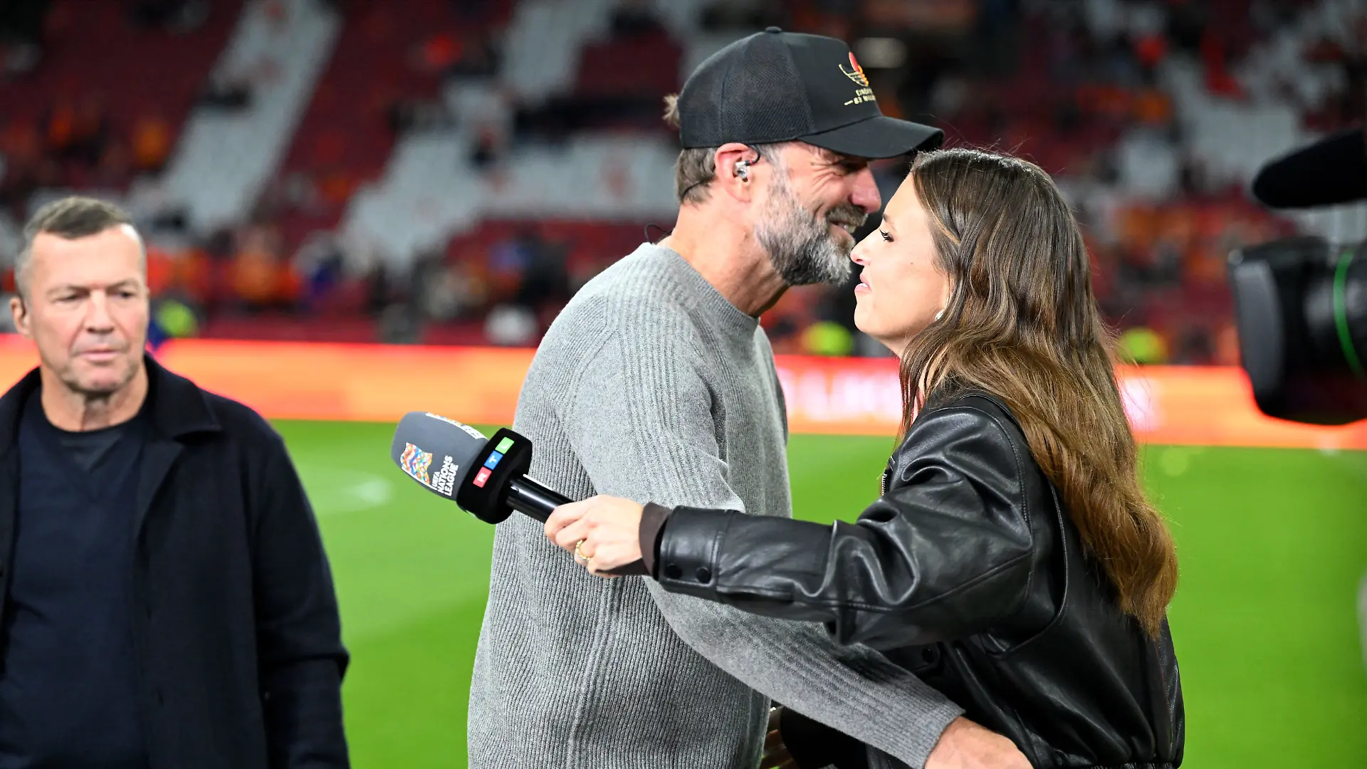Bundestrainer Jürgen Klopp (M, Deutschland) begrüßt vor Spielbeginn Moderatorin Laura Wontorra (r). Links steht Lothar Matthäus.