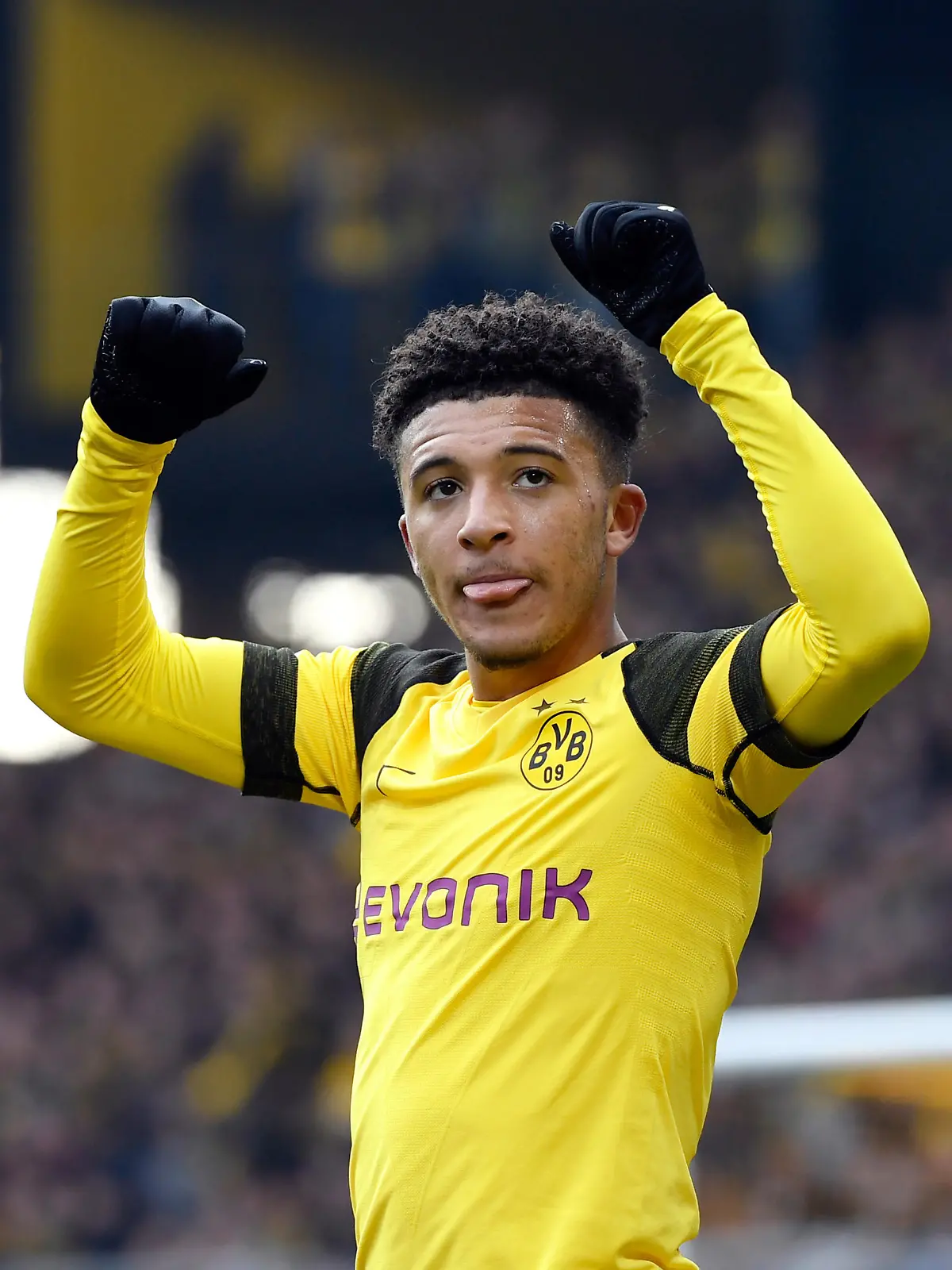 13.04.2019, Nordrhein-Westfalen, Dortmund: Fußball: Bundesliga, Borussia Dortmund - FSV Mainz 05, 29. Spieltag im Signal-Iduna Park. Torschütze Jadon Sancho von Dortmund bejubelt das Tor zum 2:0 gegen Mainz. Foto: Ina Fassbender/dpa - WICHTIGER HINWEIS: Gemäß den Vorgaben der DFL Deutsche Fußball Liga bzw. des DFB Deutscher Fußball-Bund ist es untersagt, in dem Stadion und/oder vom Spiel angefertigte Fotoaufnahmen in Form von Sequenzbildern und/oder videoähnlichen Fotostrecken zu verwerten bzw. verwerten zu lassen. +++ dpa-Bildfunk +++