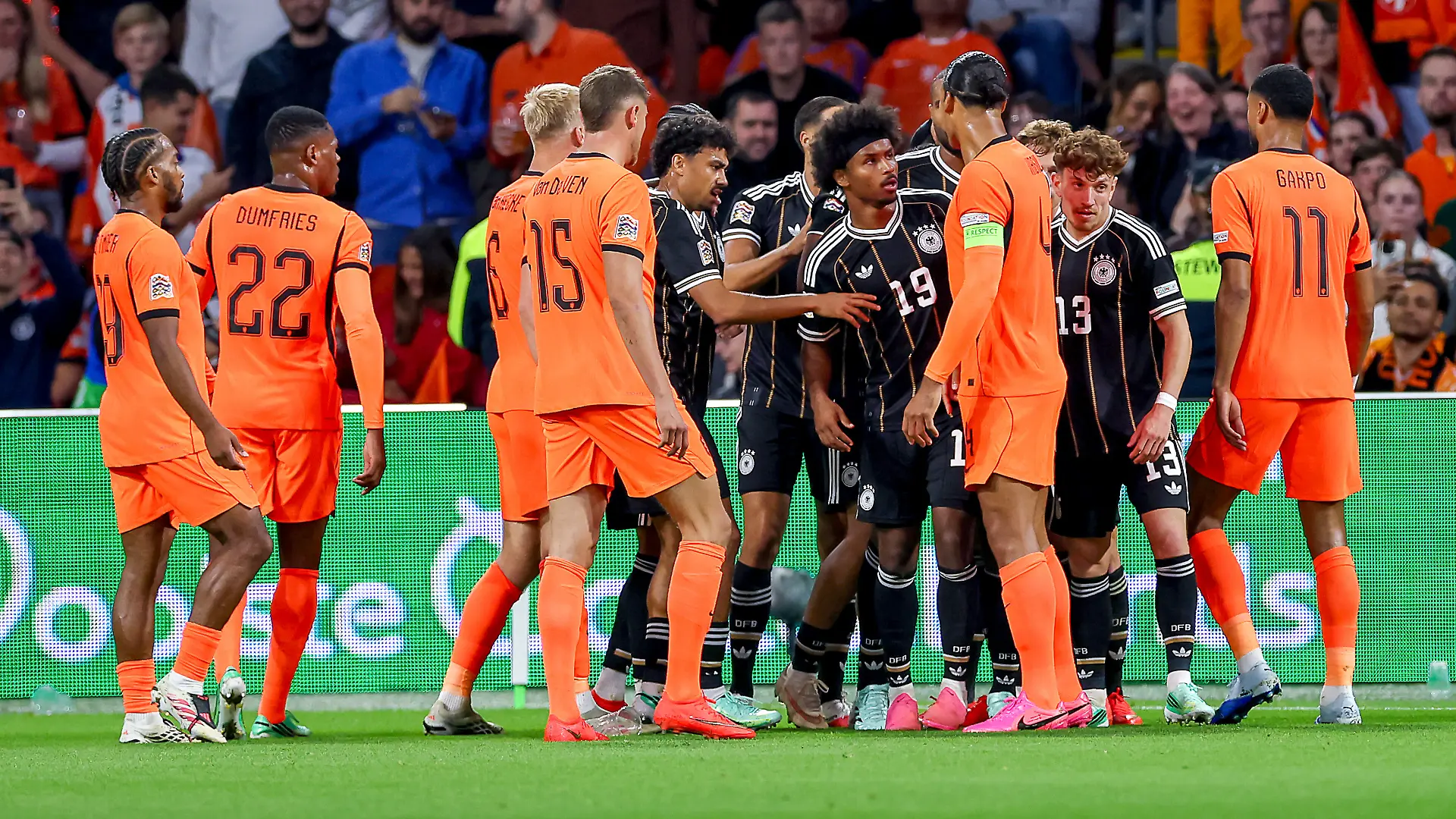 24.09.2026, Fußball, Länderspiel, Niederlande - Deutschland, Auftakt der UEFA Nations League 2026/2027, 1.Spieltag, Johan Cruijff ArenA (Amsterdam), Saison 2026/27: Torjubel nach dem Tor zum 1:0 durch Torschütze Felix Nmecha (GER #08) - Rudelbildung nach dem Treffer der Niederländer um die Deutschen Spieler Beschwerden Beschwerde gestikulierend Handgemenge Trubel Tummult Virgil van Dijk (NED #04) Cody Gakpo (NED #11) Denzel Dumfries (NED #22) DFB regulations prohibit any use of photographs as image sequences and or quasi-video.