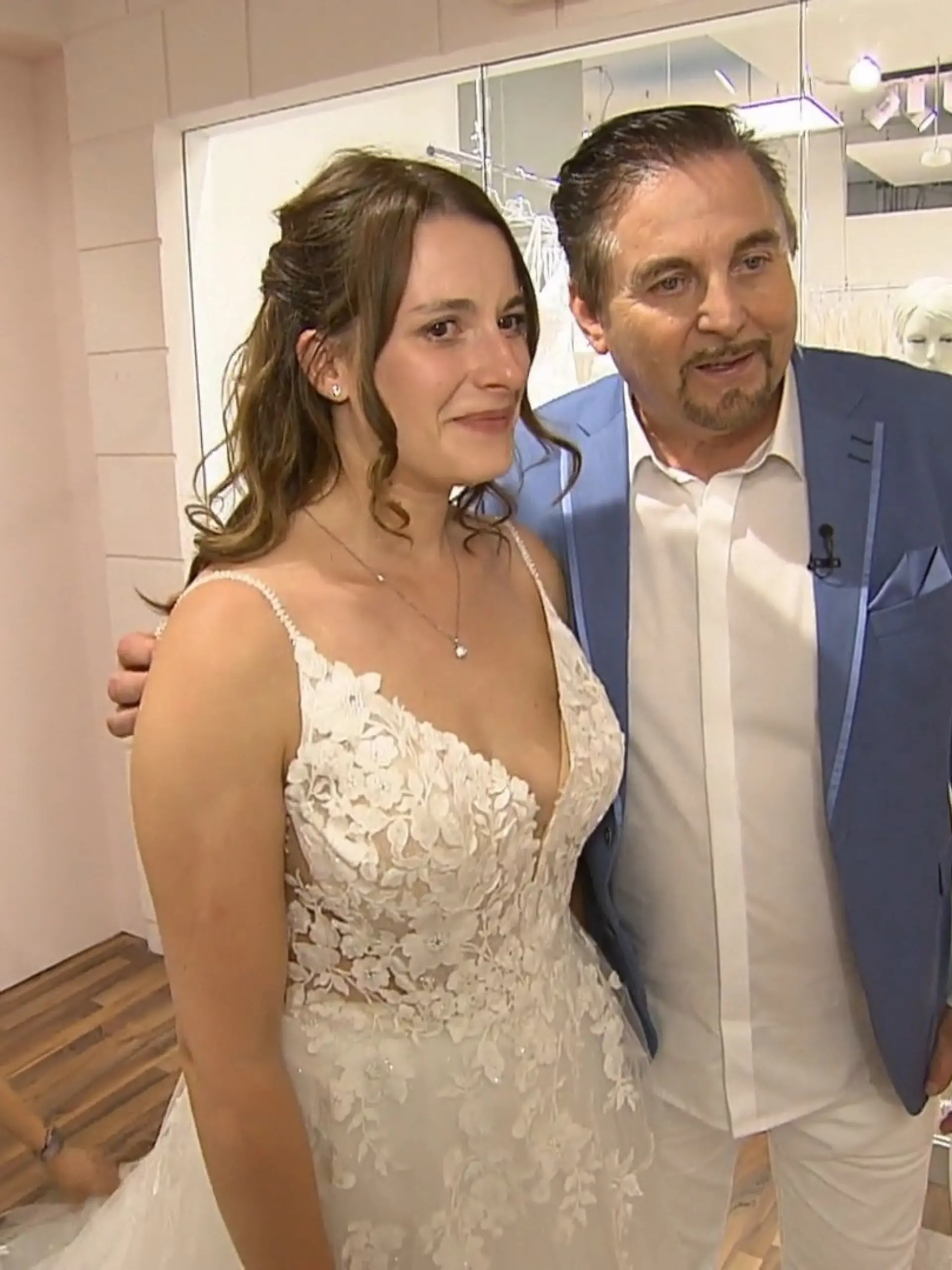 Bild zu: "Schon beim ersten Kleid schlagen die Gefühle zu"