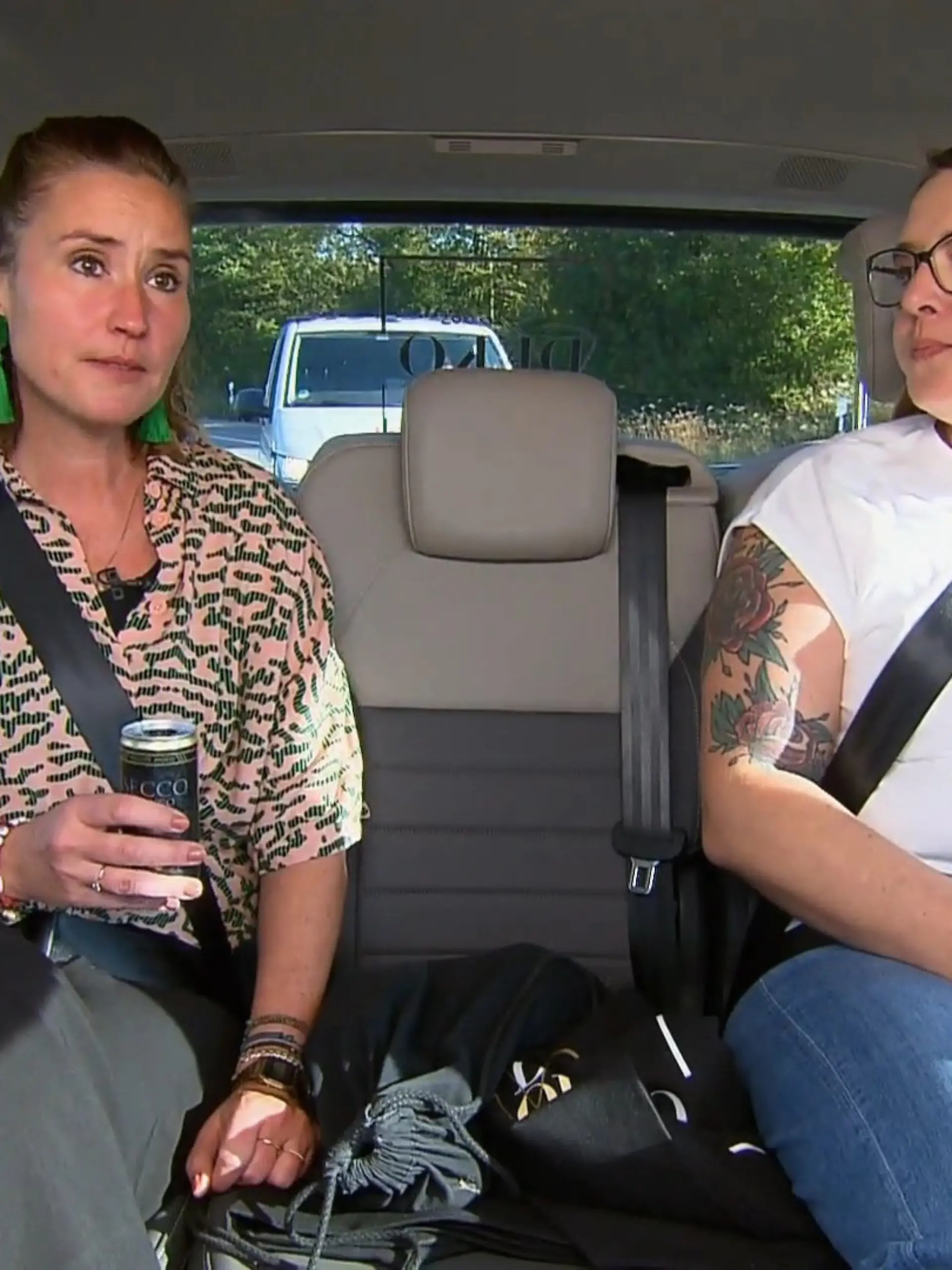 Bild zu: "Bettina und Manja auf großer Shopping-Tour"