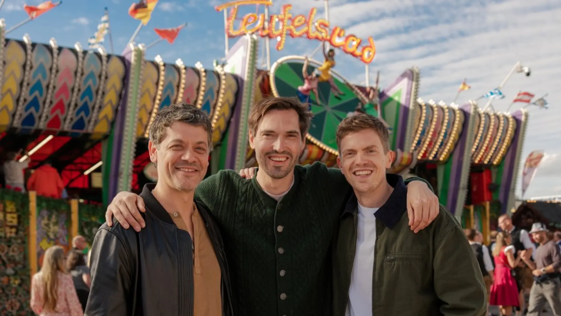 Dreharbeiten für den neuen Münchner "Tatort: Teufelsrad" (v.l.): Carlo Ljubek (Nikola Buvak), Aron Lehmann (Regie) und Ferdinand Hofer (Kalli Hammermann).