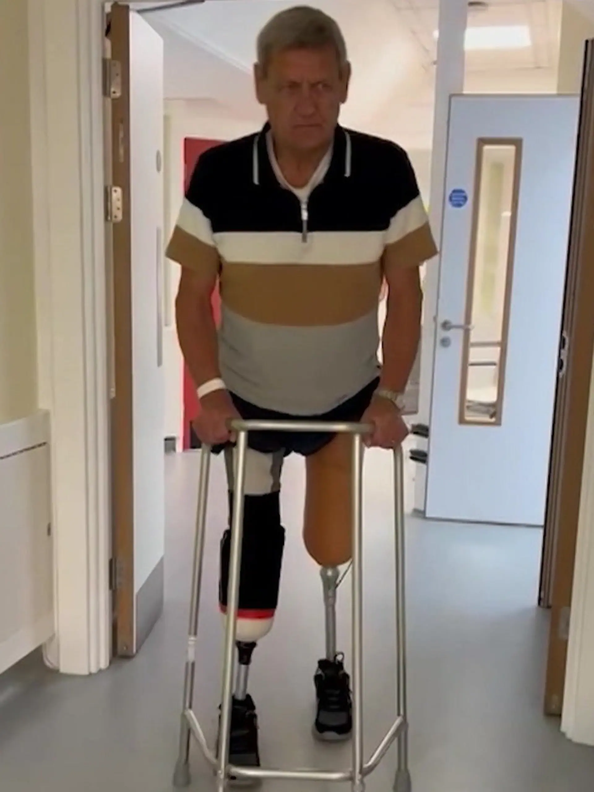 Bild zu: "29 Arztbesuche ohne Diagnose – dann verliert Nic beide Beine!"