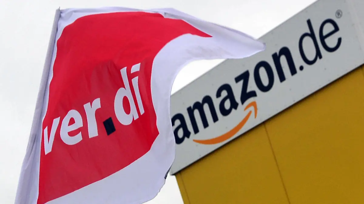 ARCHIV - Die Flagge der Dienstleistungsgewerkschaft Verdi weht am 27.10.2014 vor dem Amazon Logistikzentrum Graben (Bayern). Foto: Stefan Puchner/dpa (zu dpa «Verdi ruft zu dreitägigen Streiks bei Amazon auf» vom 12.12.2014) +++(c) dpa - Bildfunk+++