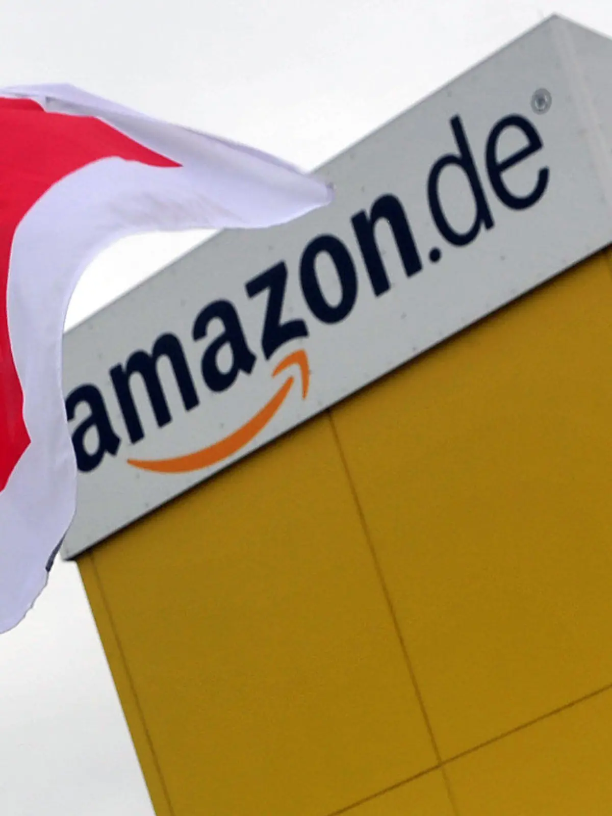 ARCHIV - Die Flagge der Dienstleistungsgewerkschaft Verdi weht am 27.10.2014 vor dem Amazon Logistikzentrum Graben (Bayern). Foto: Stefan Puchner/dpa (zu dpa «Verdi ruft zu dreitägigen Streiks bei Amazon auf» vom 12.12.2014) +++(c) dpa - Bildfunk+++