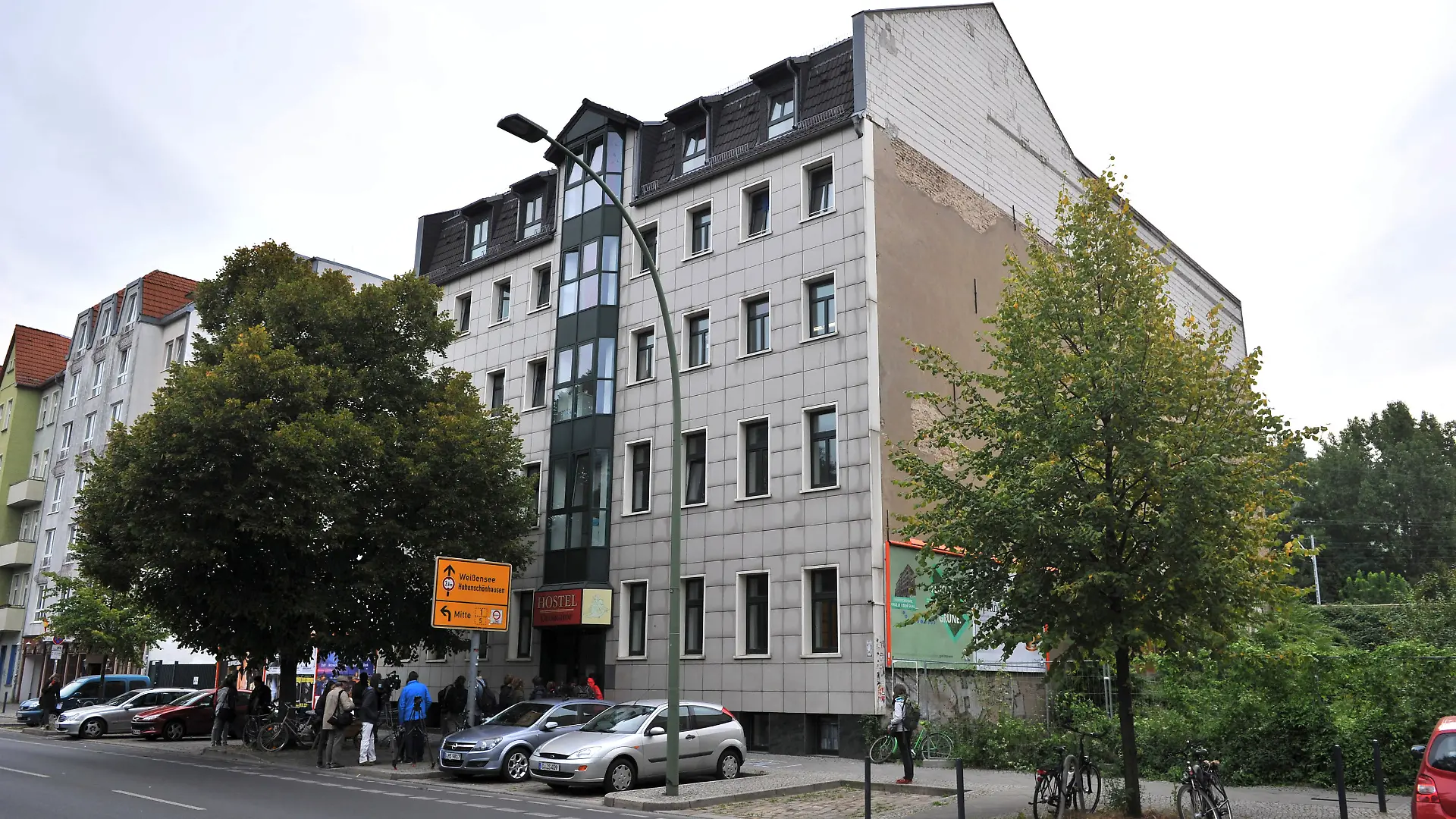 ARCHIV - 26.08.2014, Berlin: Autos stehen vor dem ehemaligen Hostel in der Gürtelstraße im Stadtteil Friedrichshain. Foto: picture alliance / dpa +++ dpa-Bildfunk +++
