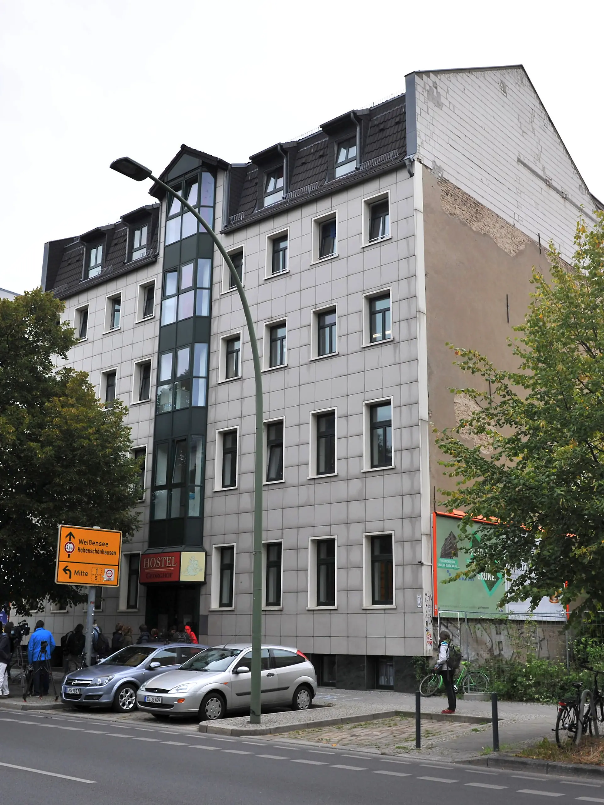 ARCHIV - 26.08.2014, Berlin: Autos stehen vor dem ehemaligen Hostel in der Gürtelstraße im Stadtteil Friedrichshain. Foto: picture alliance / dpa +++ dpa-Bildfunk +++