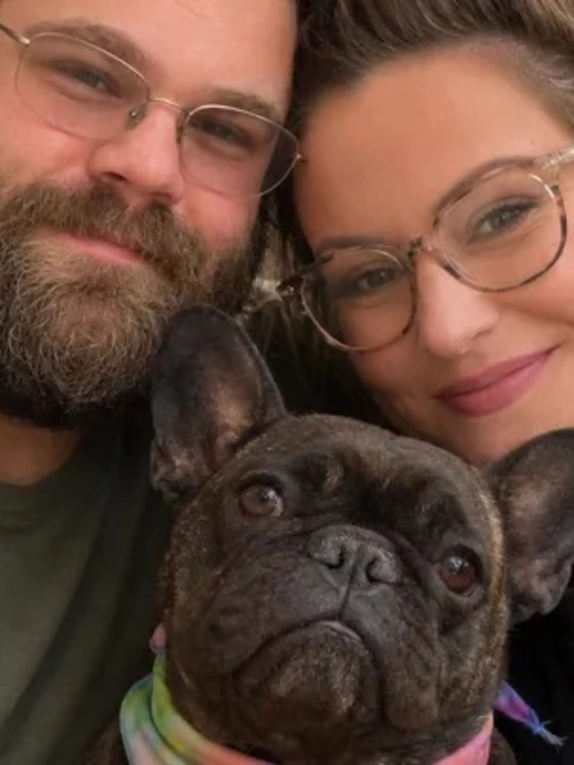 Jeff und Mallory Wilson mit ihrer Französischen Bulldogge Cassie