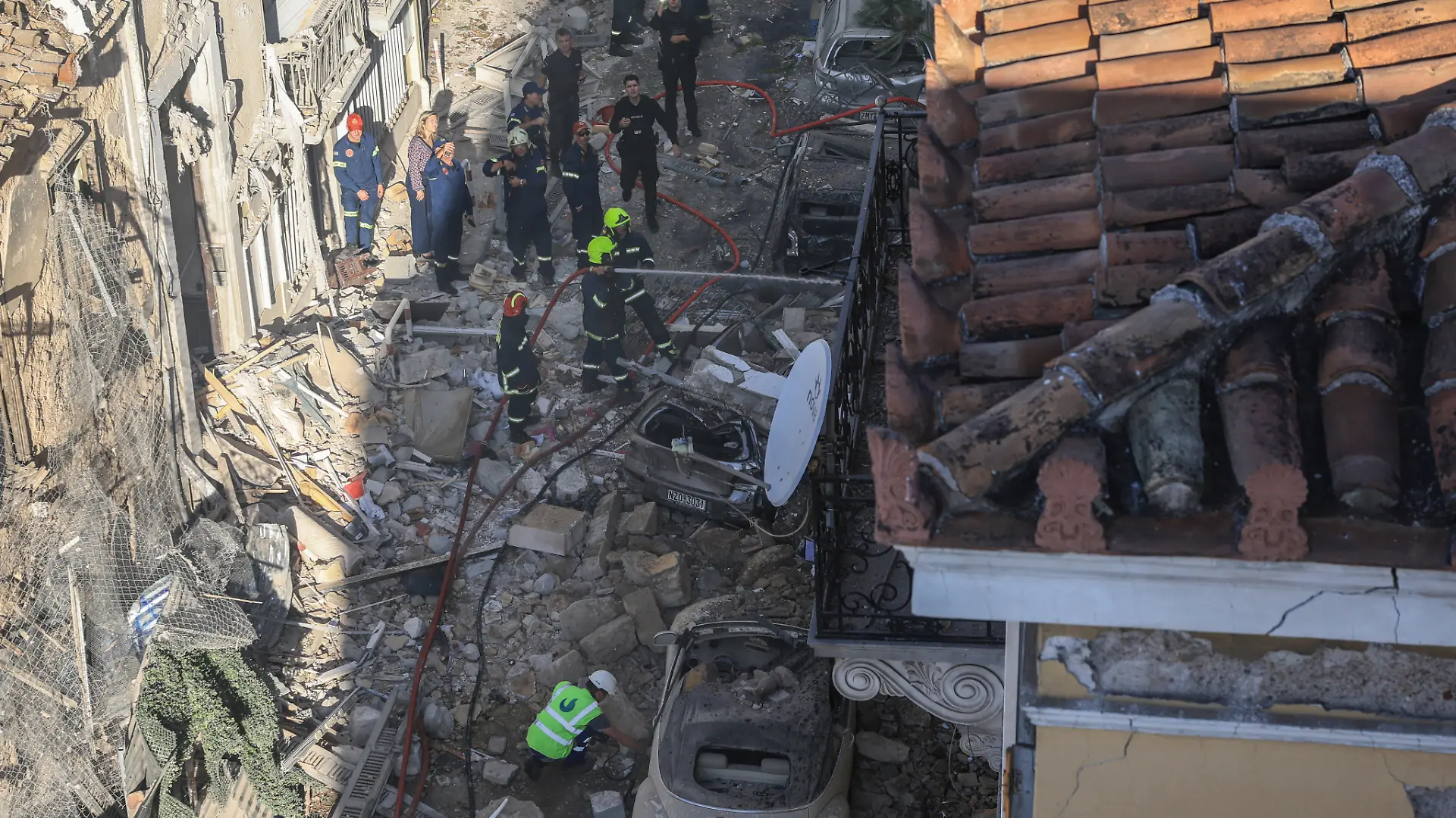Emergency personnel work at the site where an old building partially collapsed following an explosion, at the touristy Plaka area in central Athens, Greece, September 25, 2026. REUTERS/Louisa Gouliamaki