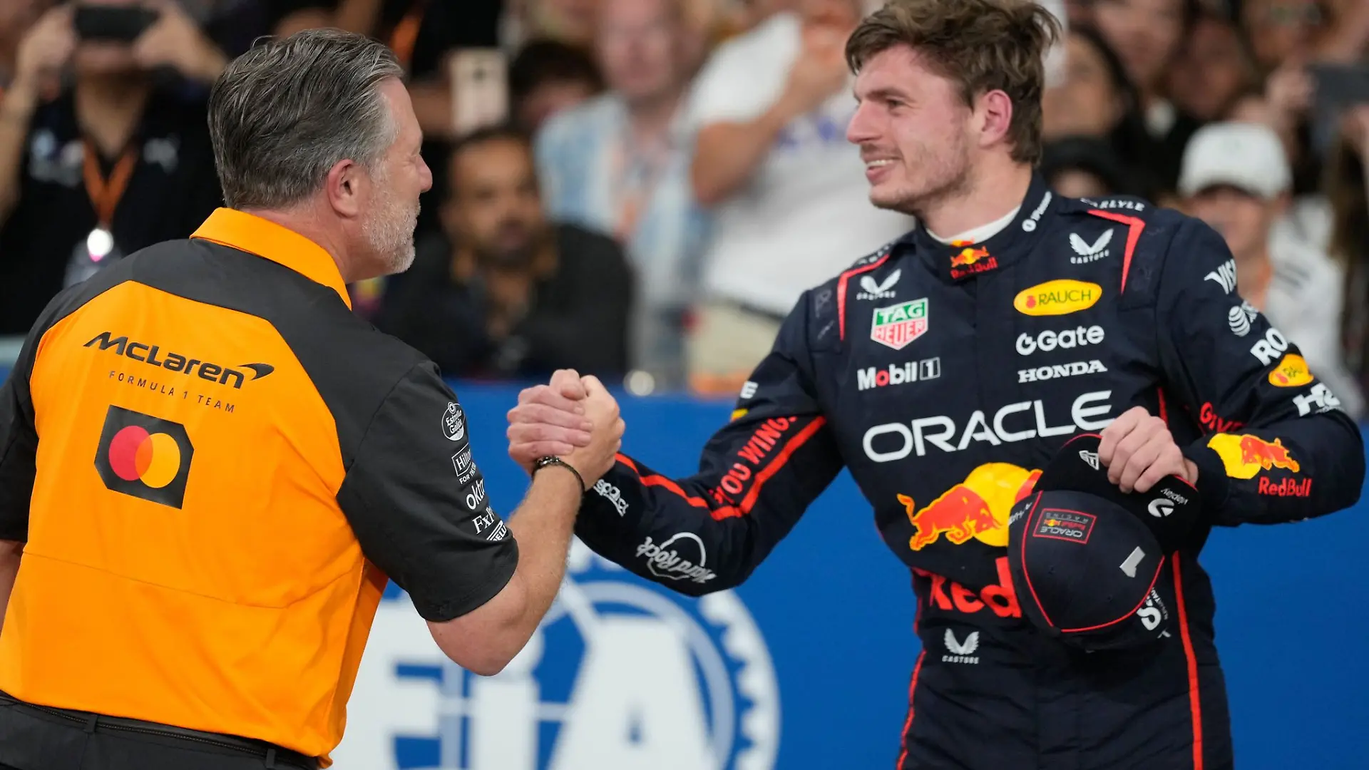 Zak Brown (l) hätte Max Verstappen gerne einmal in seinem Team. (Archivbild)