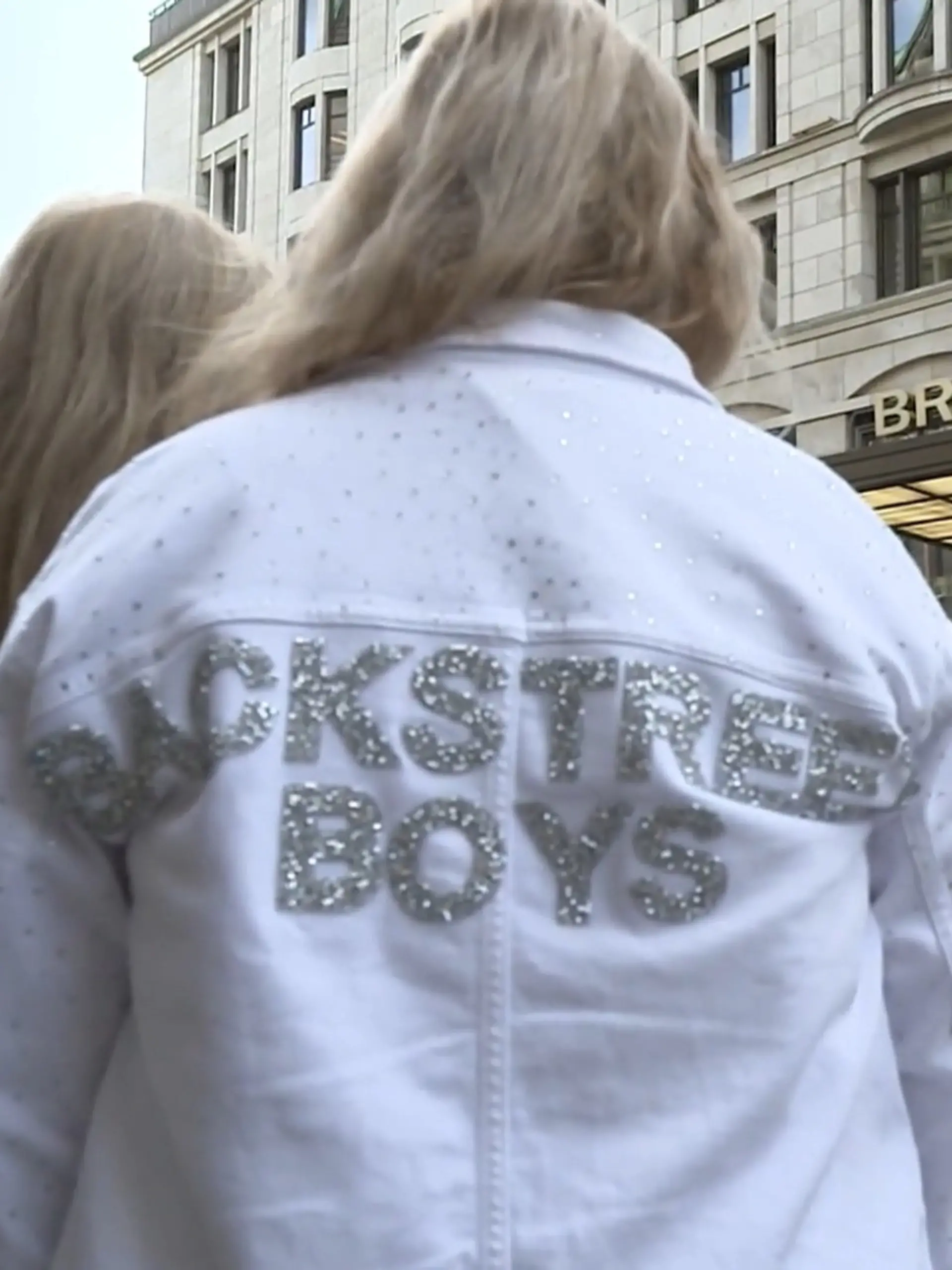 Ein Backstreet-Boys-Fan wartet vor dem Hotel der Band.