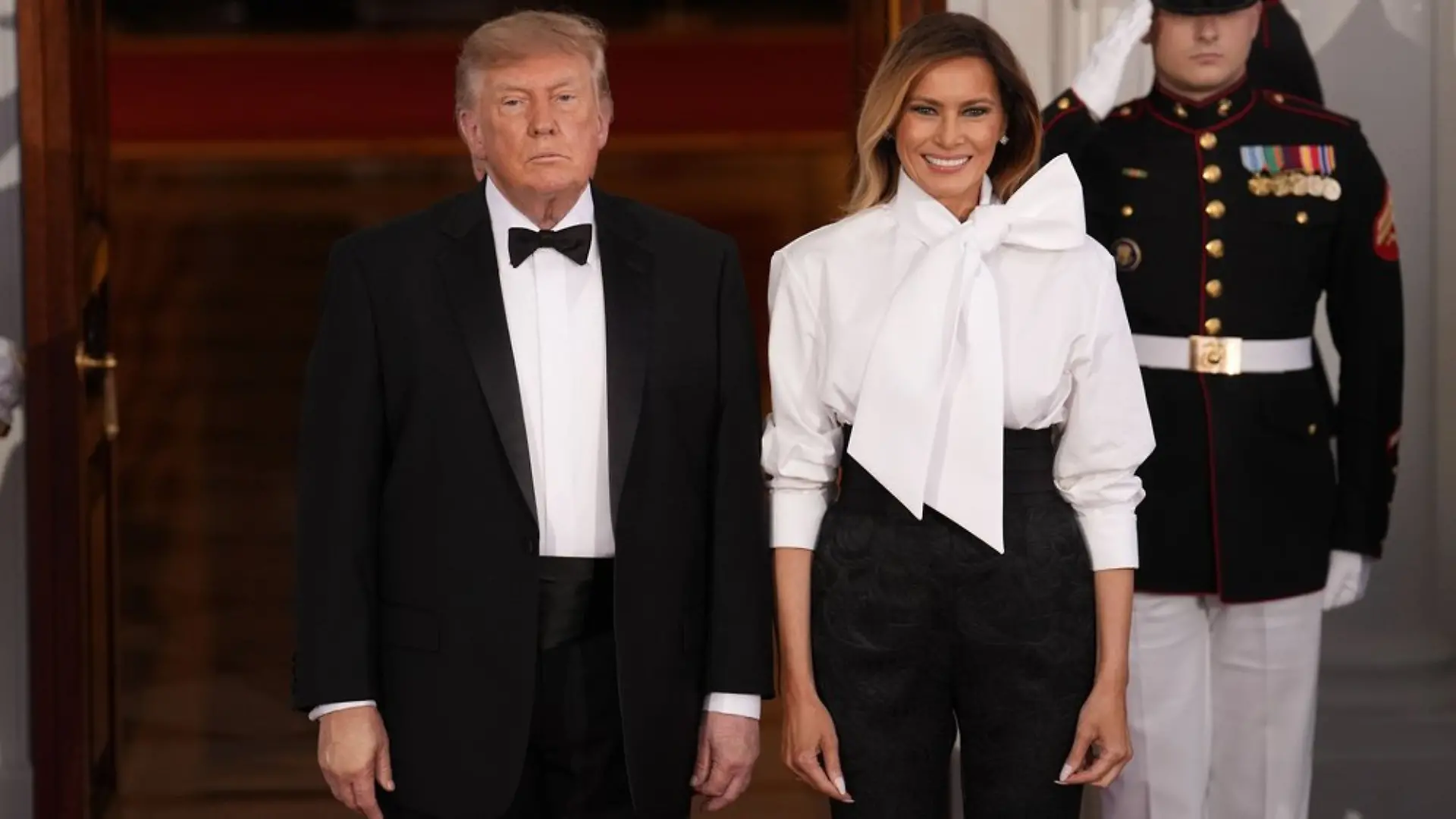 Melania Trump erschien zum Staatsempfang in weißer Bluse und Pfingstrosen-Hose.