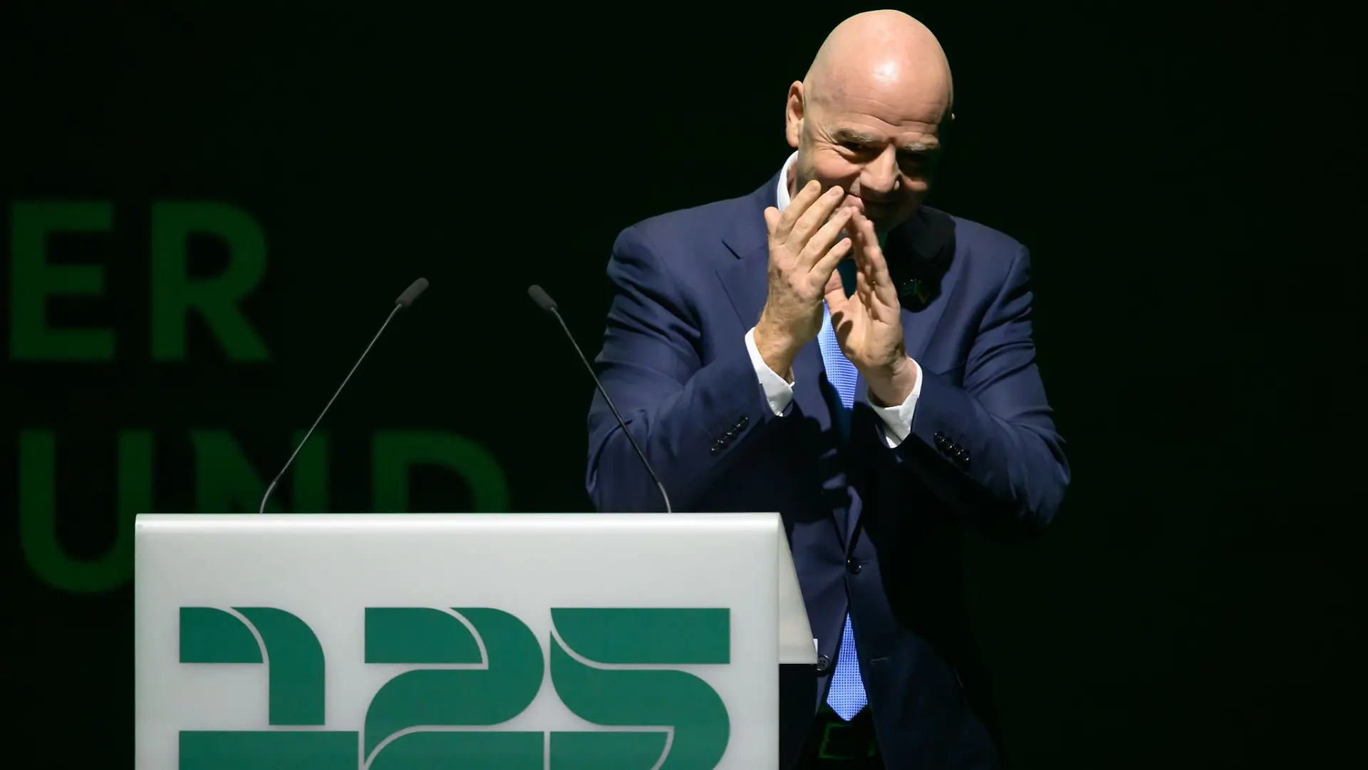 Der Druck auf FIFA-Boss Infantino wird hochgehalten. (Archivbild)