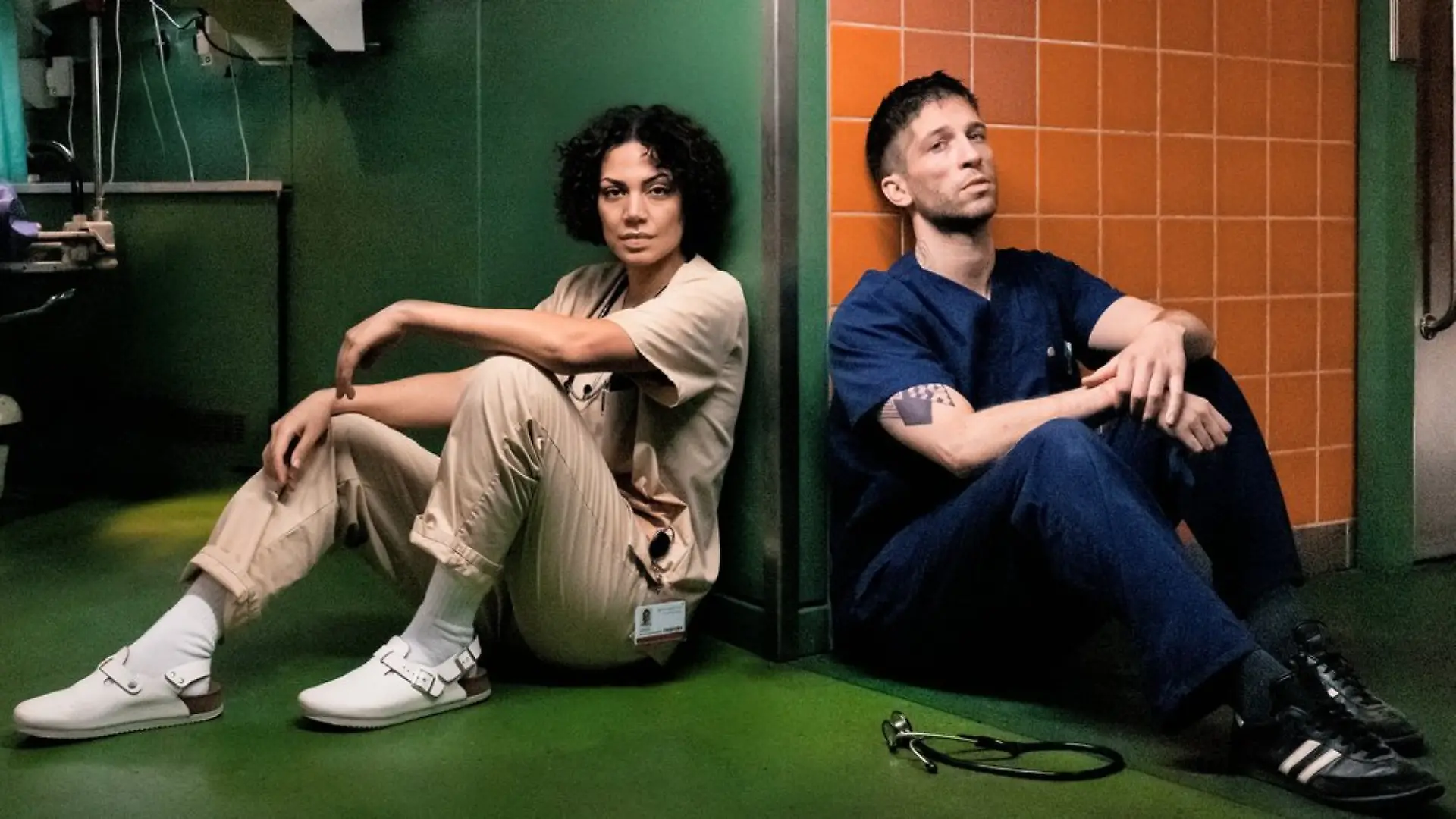 Haley Louise Jones als Dr. Zanna Parker und Slavko Popadić als Dr. Ben Weber in "KRANK Berlin".