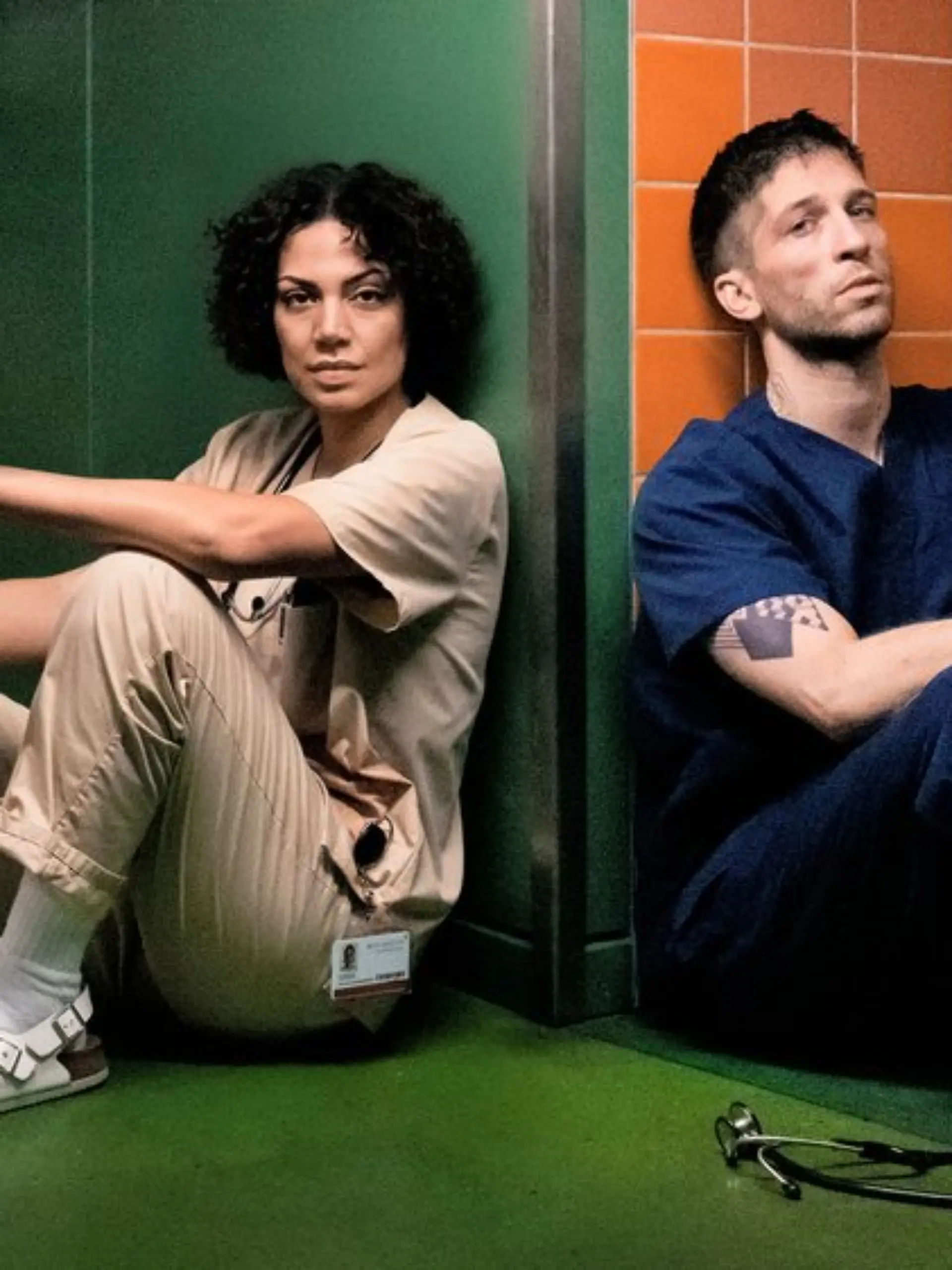 Haley Louise Jones als Dr. Zanna Parker und Slavko Popadić als Dr. Ben Weber in "KRANK Berlin".
