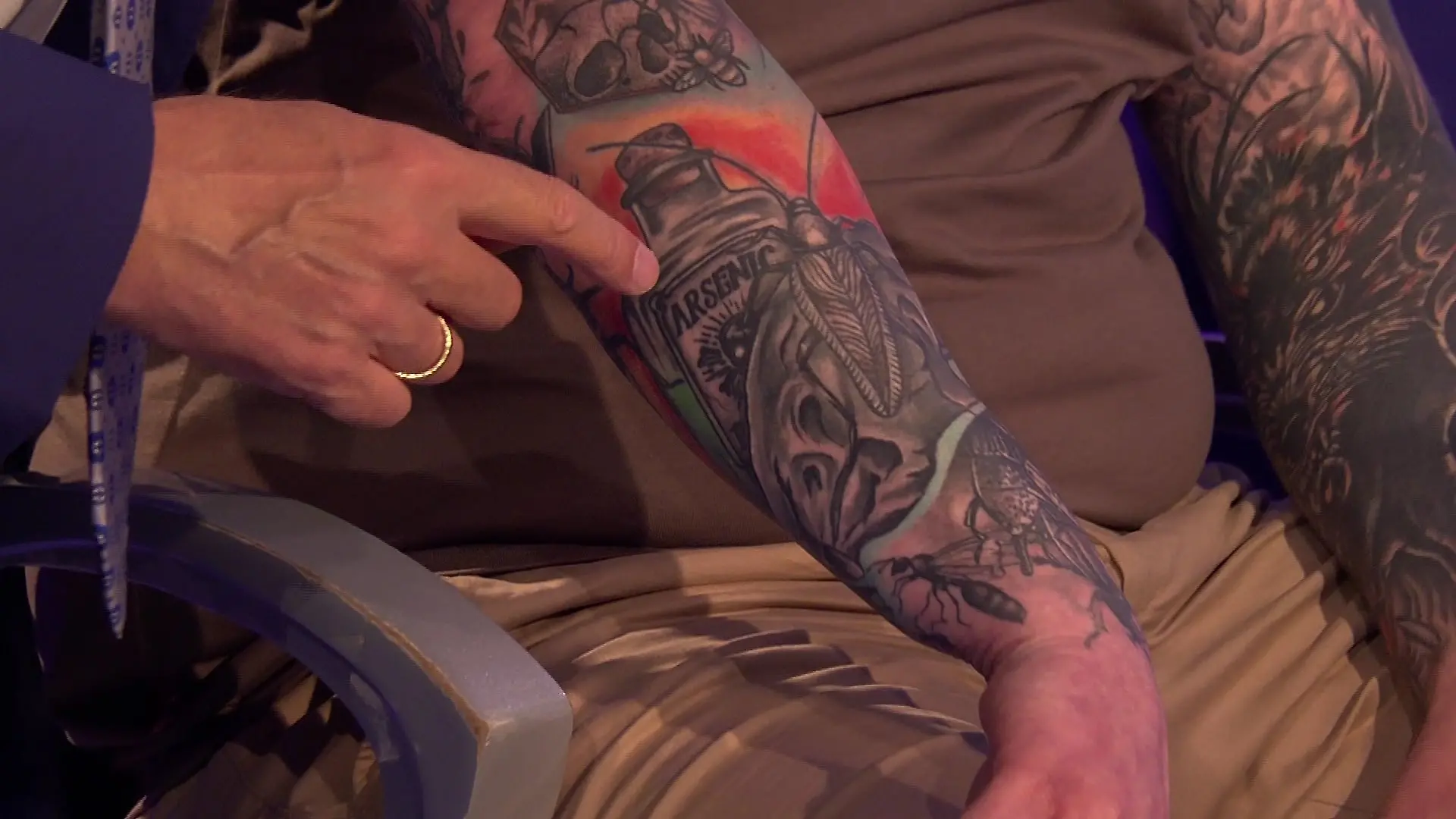„Wer wird Millionär?“-Kandidat Claas Derkowski zeigt Günther Jauch sein Kakerlaken-Tattoo.