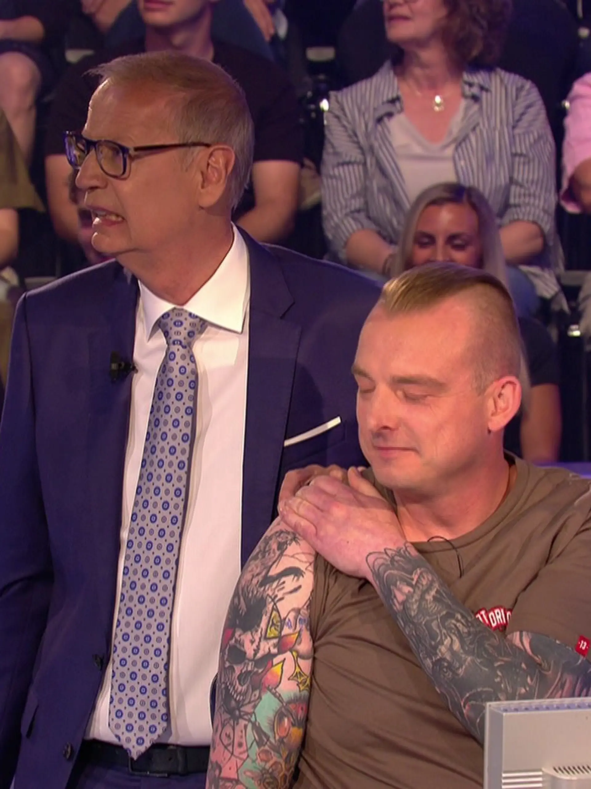 Günther Jauch traut seinen Augen nicht, als er die tierischen Tattoos seines Kandidaten Claas sieht.