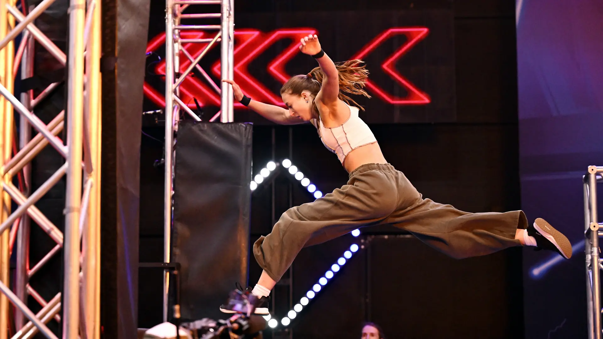 HIER kämpft sich Alina Tornau an die Spitze der Frauen Starker Auftakt bei „Ninja Warrior Germany“