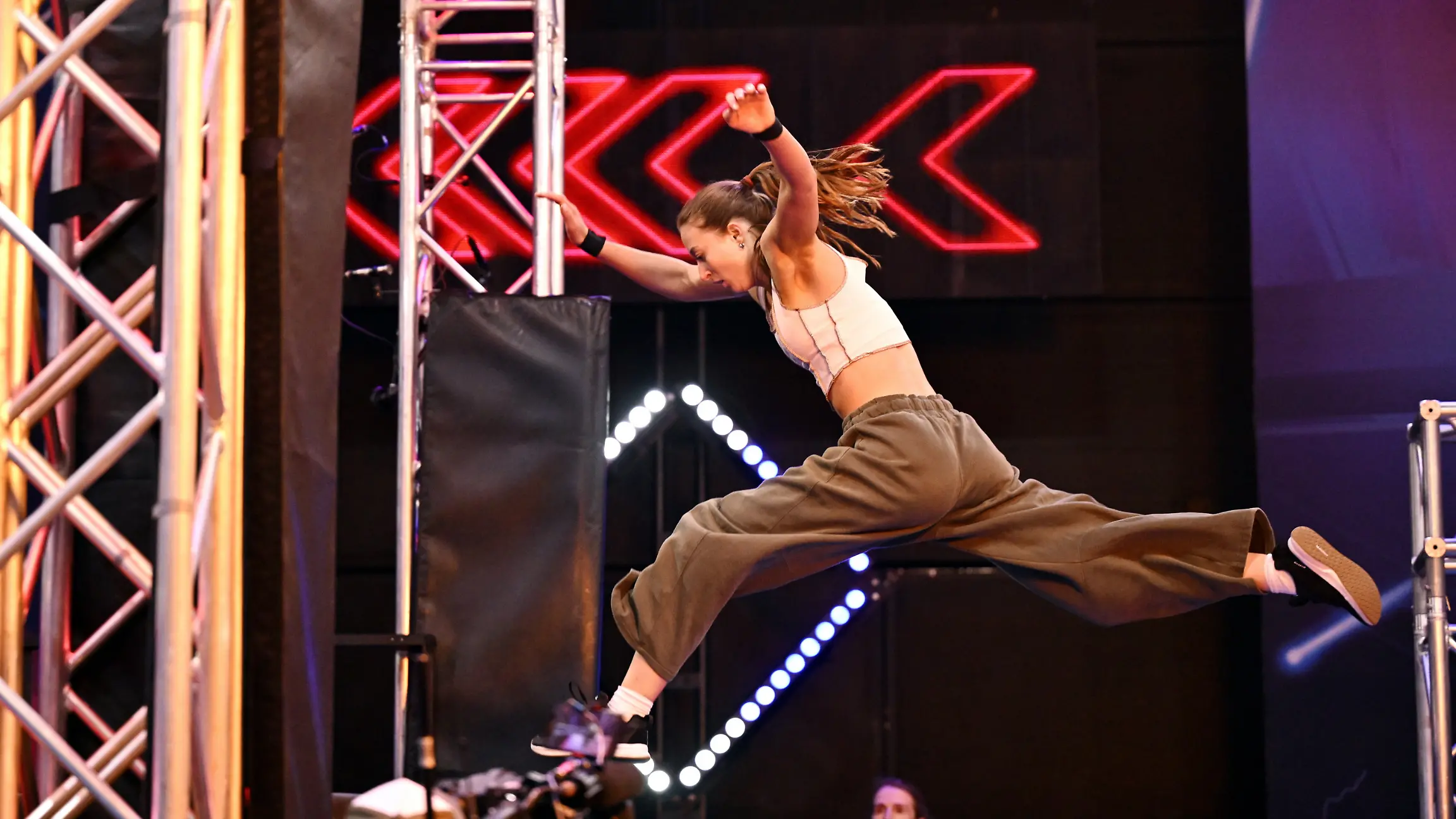 HIER kämpft sich Alina Tornau an die Spitze der Frauen Starker Auftakt bei „Ninja Warrior Germany“