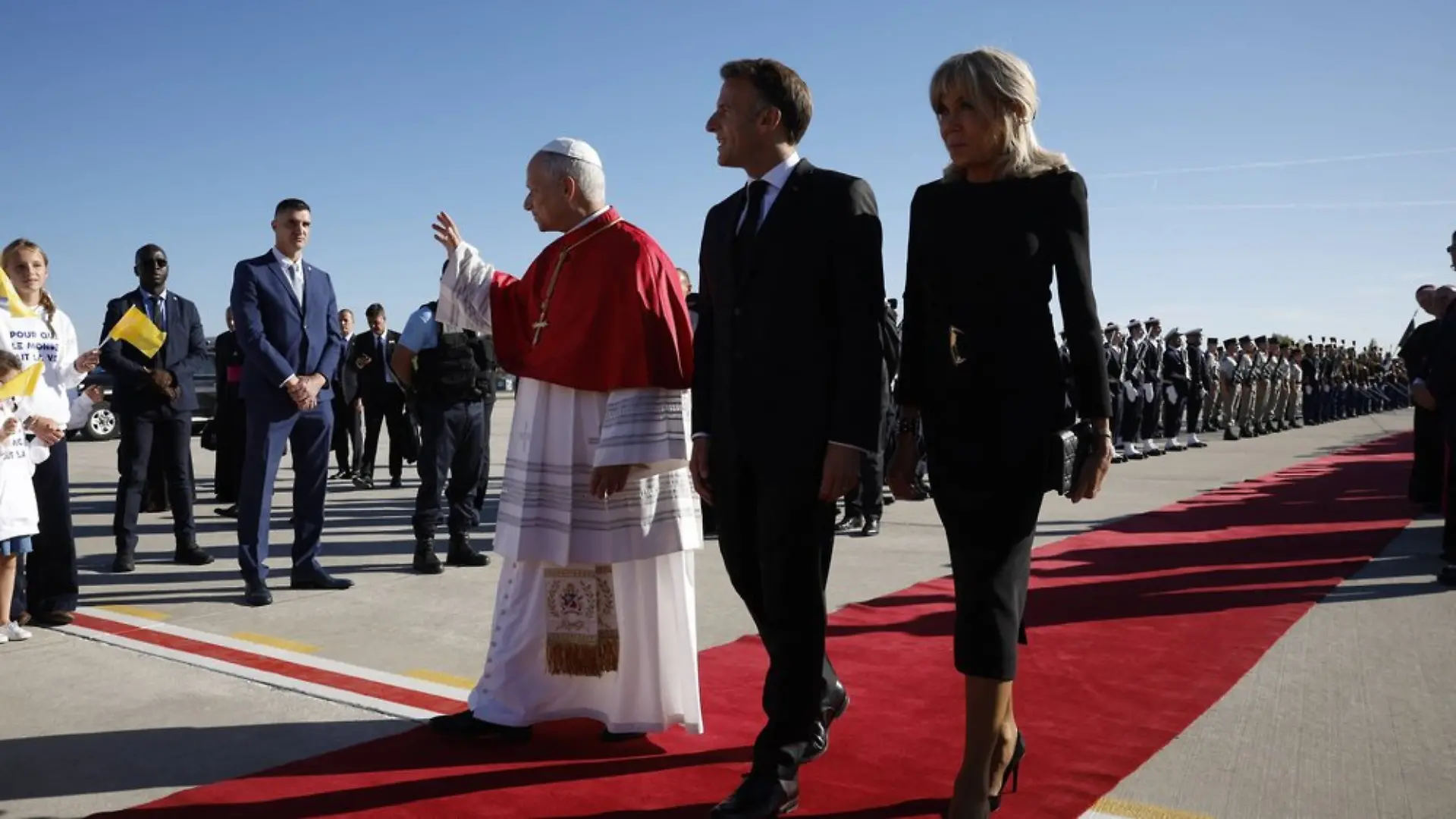 Papst Leo XIV. mit Frankreichs Präsident Emmanuel Macron und dessen Ehefrau Brigitte.