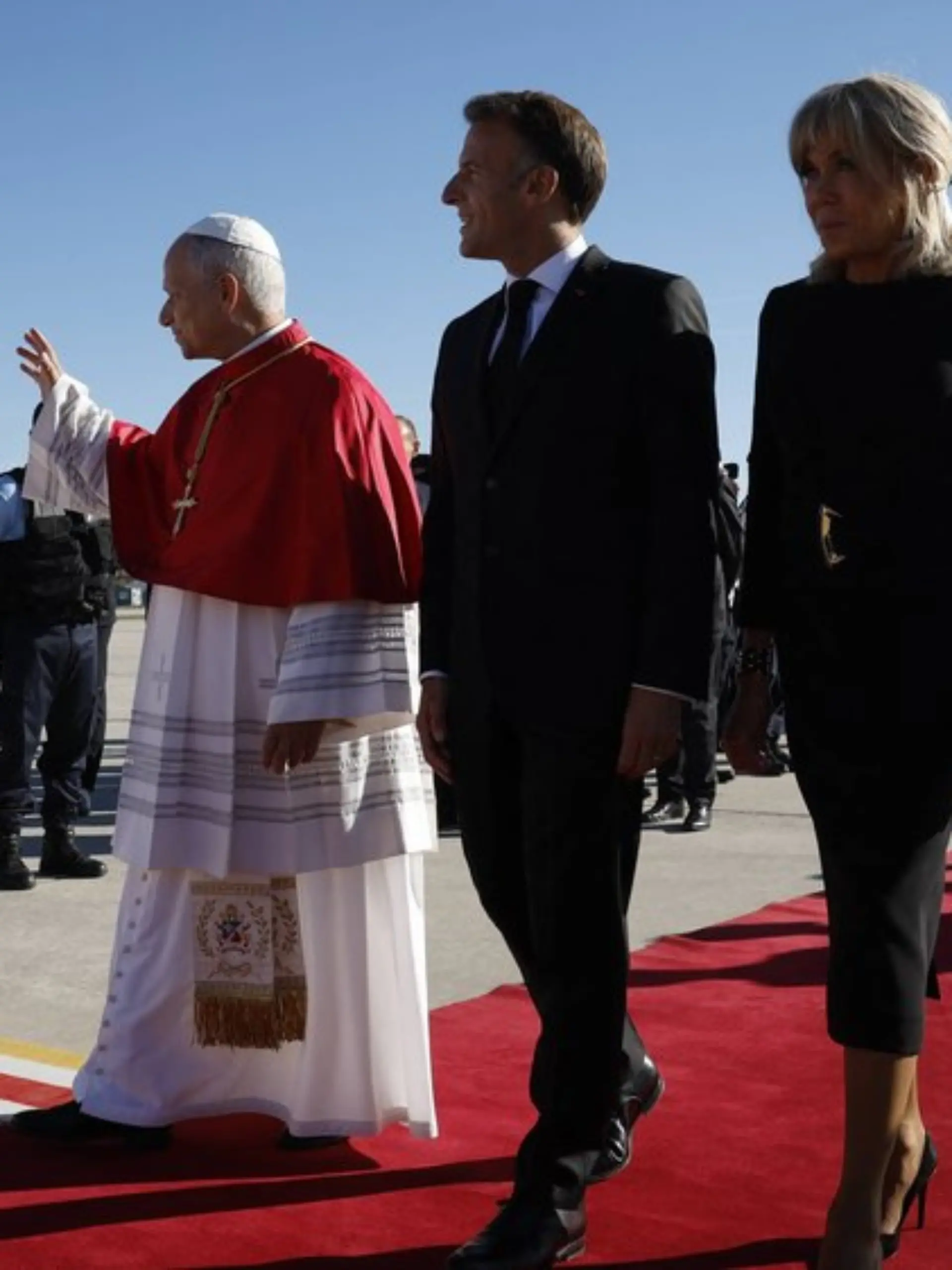 Papst Leo XIV. mit Frankreichs Präsident Emmanuel Macron und dessen Ehefrau Brigitte.