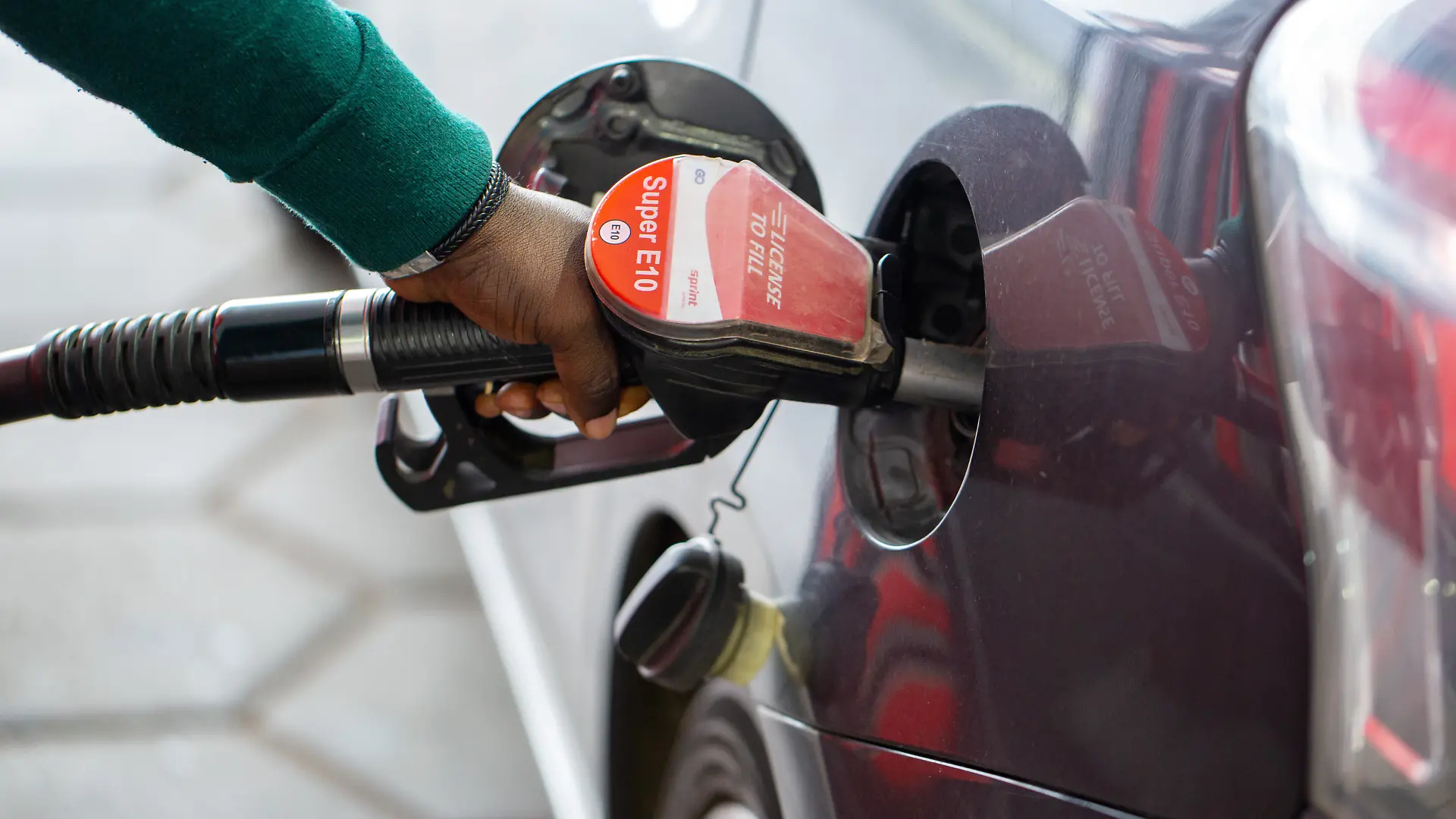 Berlin, 14.06.2026. Ein Kunde an einer Tankstelle betankt sein Auto.