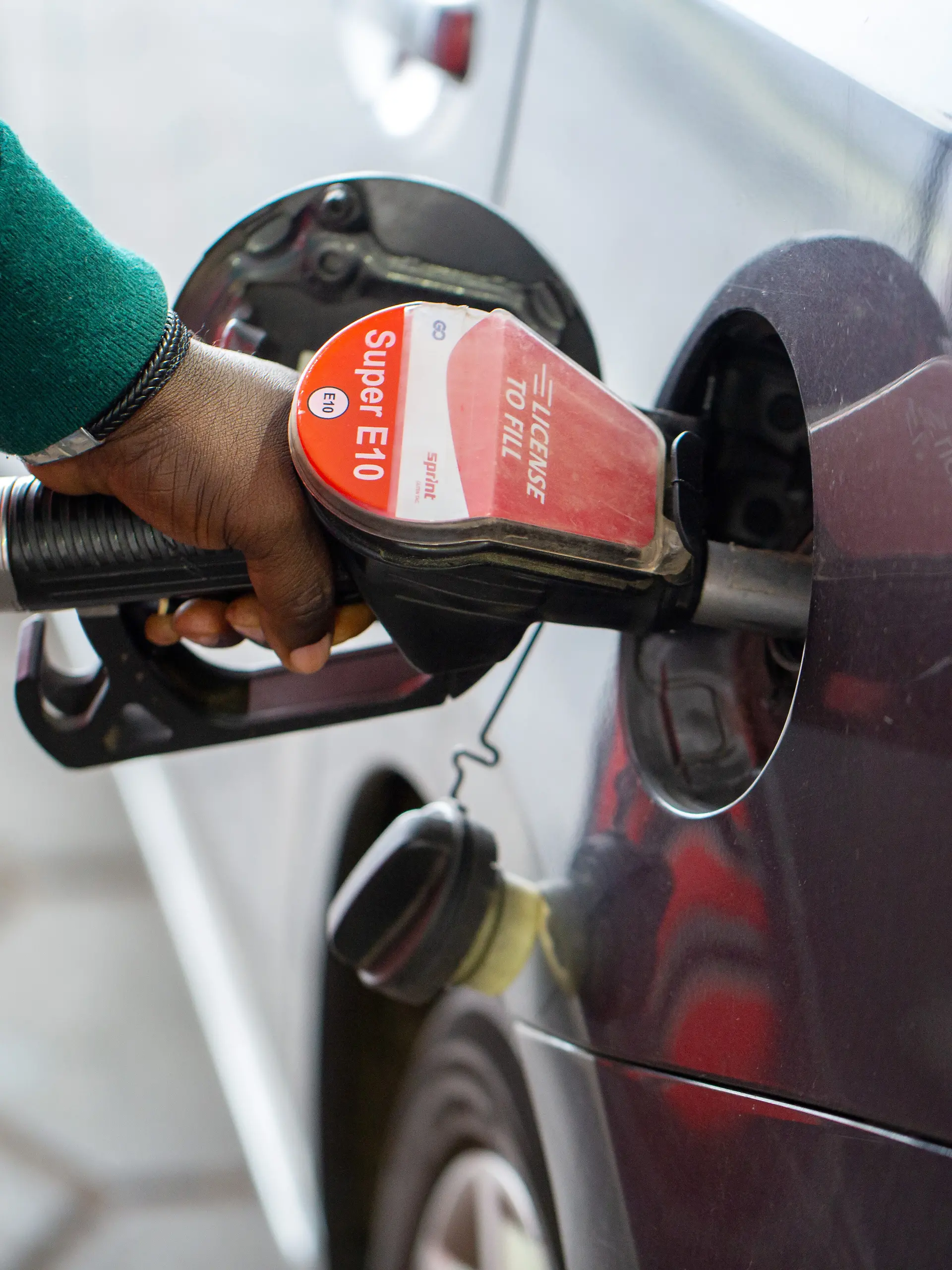 Berlin, 14.06.2026. Ein Kunde an einer Tankstelle betankt sein Auto.