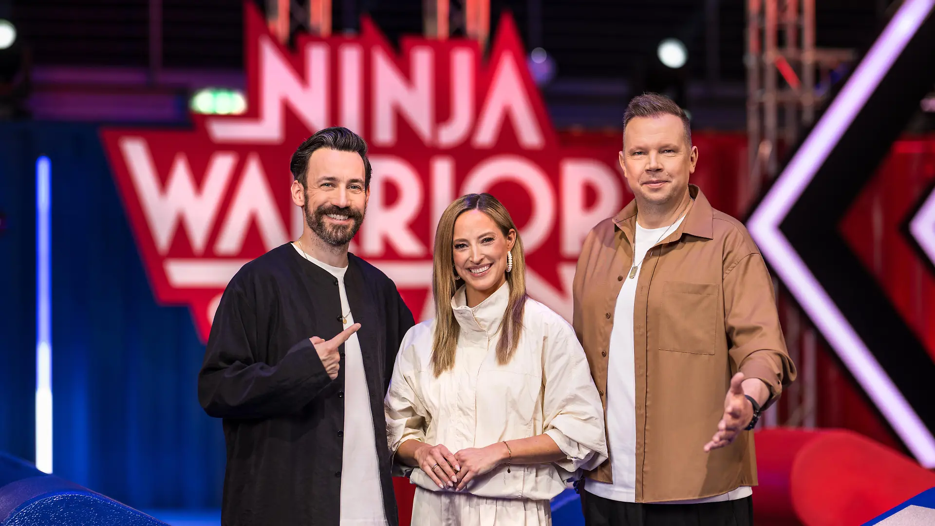Bild zu: "Ninja Warrior ist zurück mit einem neuen Moderationstrio – jetzt vorab Folge 1 von Staffel 11 auf RTL+ streamen!"