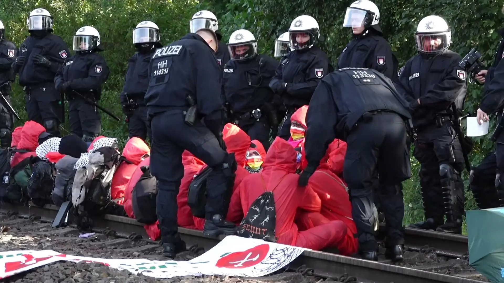 Aktivisten blockieren Gleise im Hamburger Hafen.