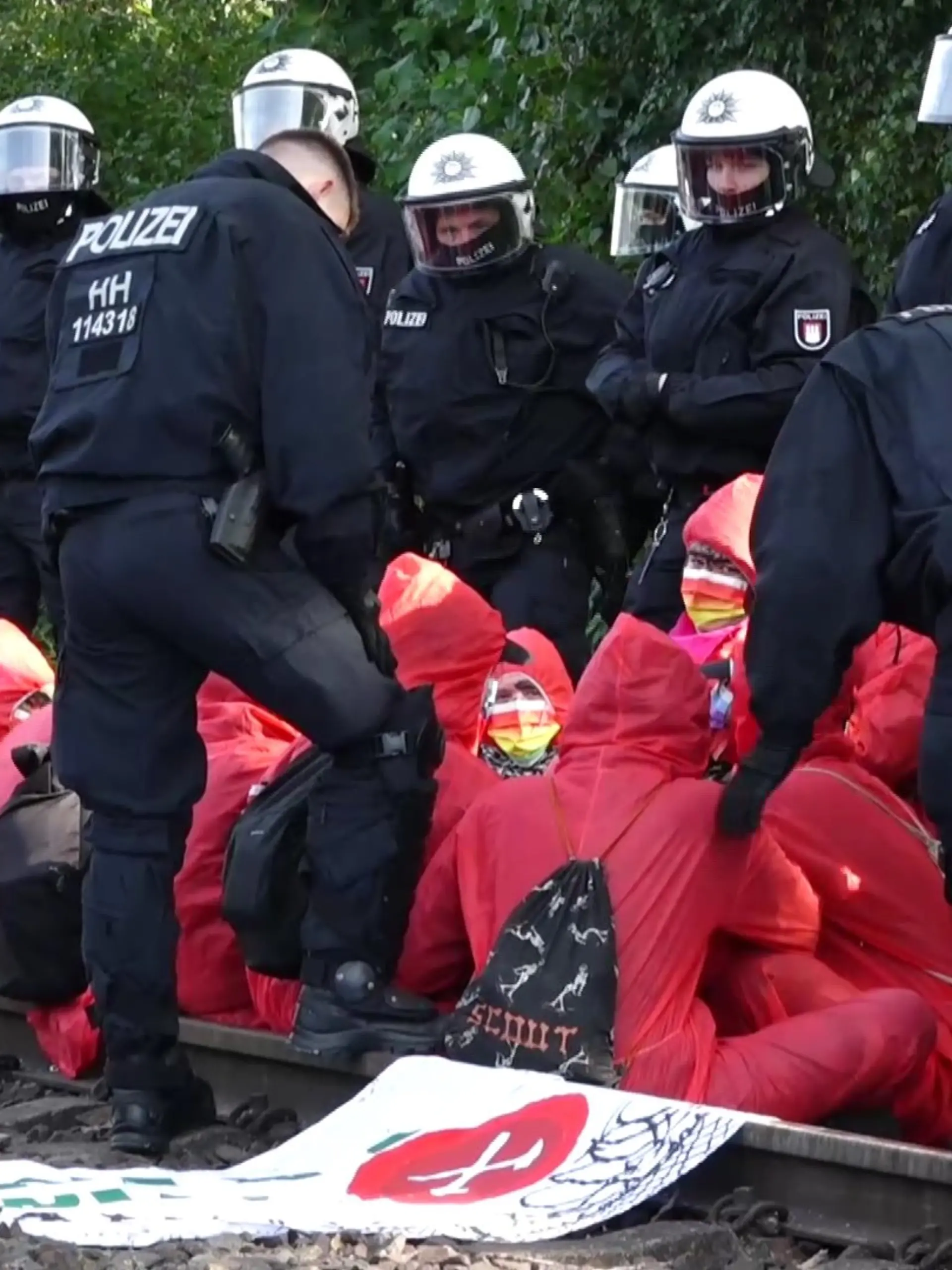 Bild zu: "Bundeswehr trainiert, Aktivisten blockieren!"