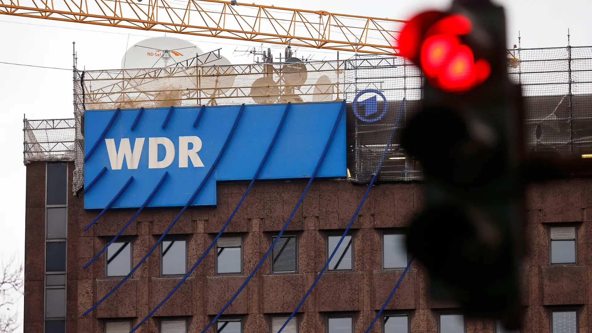Der Westdeutsche Rundfunk Köln ist der 1956 gegründete öffentlich-rechtliche Rundfunk- und Fernsehsender im Land NRW. Die Anstalt des öffentlichen Rechts hat ihren Hauptsitz in Köln. Der WDR betreibt Hörfunk, Fernsehen und damit verbundene Aktivitäten im Internet. Im Bild der WDR-Schriftzug am WDR-Gebäude in Köln. (Themenbild, Symbolbild) Köln, 29.12.2023