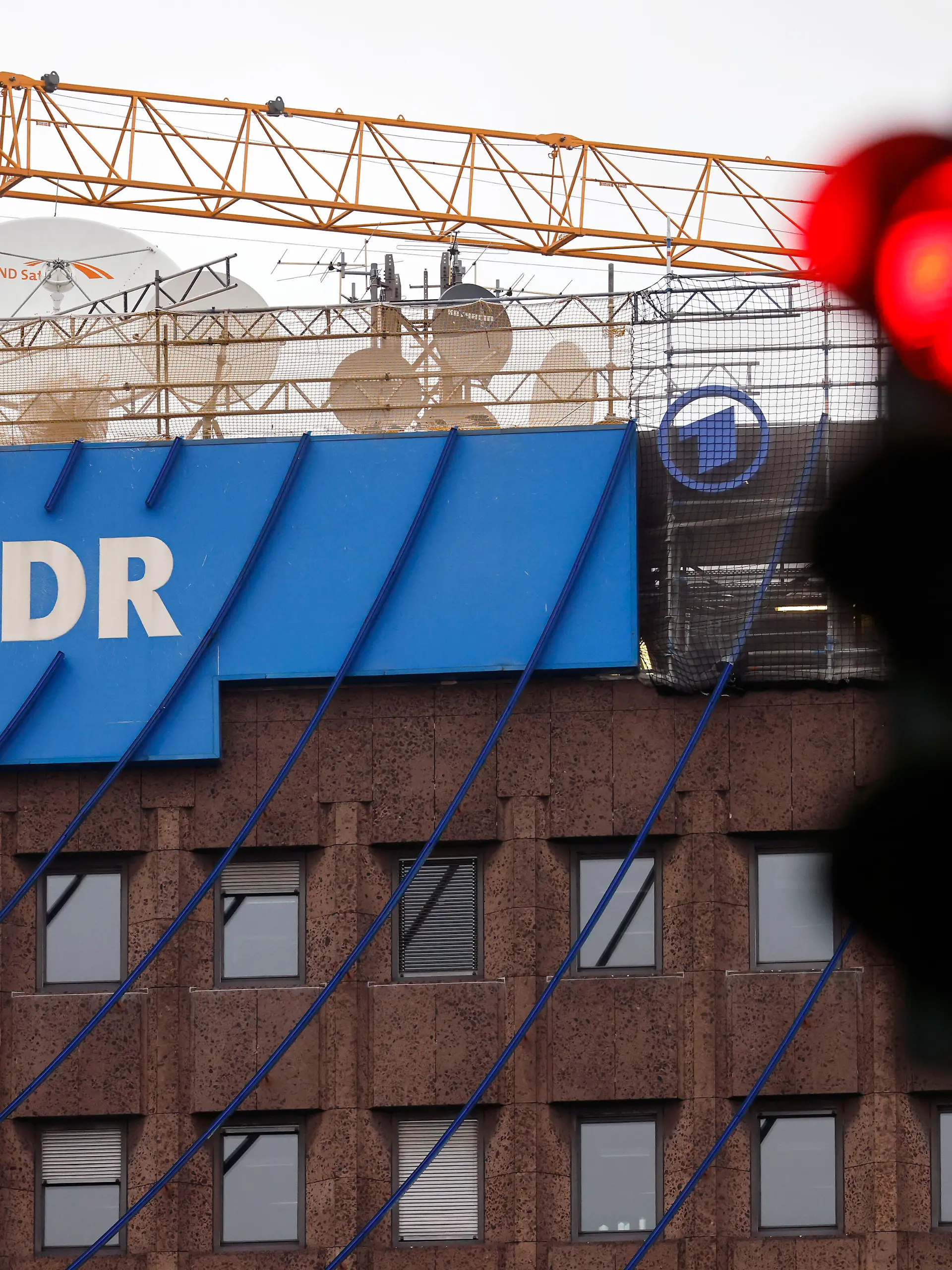 Der Westdeutsche Rundfunk Köln ist der 1956 gegründete öffentlich-rechtliche Rundfunk- und Fernsehsender im Land NRW. Die Anstalt des öffentlichen Rechts hat ihren Hauptsitz in Köln. Der WDR betreibt Hörfunk, Fernsehen und damit verbundene Aktivitäten im Internet. Im Bild der WDR-Schriftzug am WDR-Gebäude in Köln. (Themenbild, Symbolbild) Köln, 29.12.2023