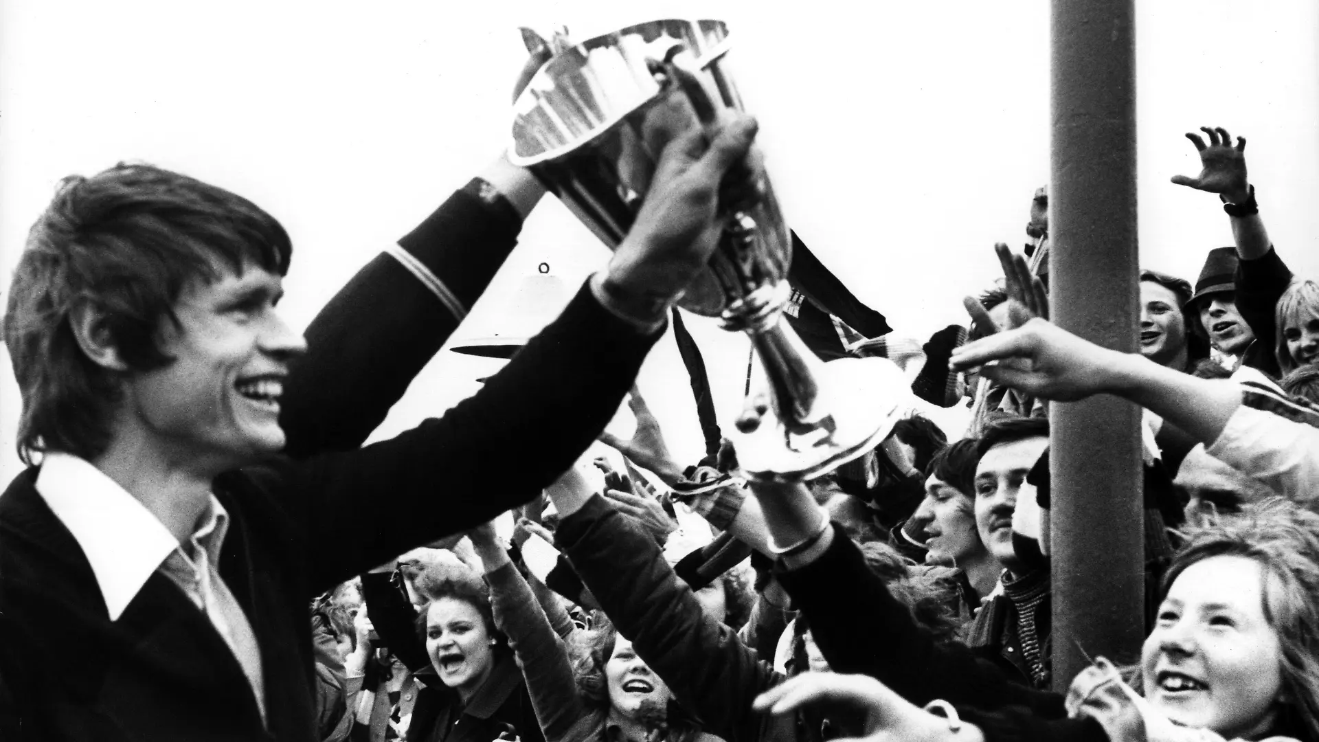 HSV-Kapitän Peter Nogly († ) 1977 mit dem gerade gewonnenen Europapokal