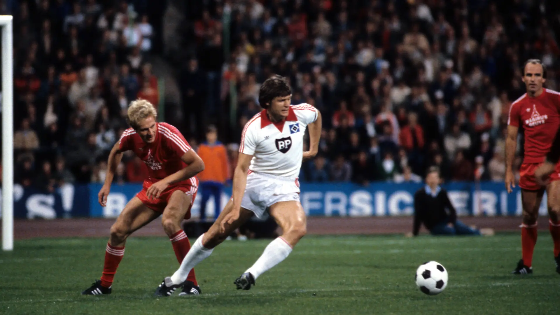 Peter Nogly (Hamburger SV) gegen Karl Heinz Rummenigge (FC Bayern München)
