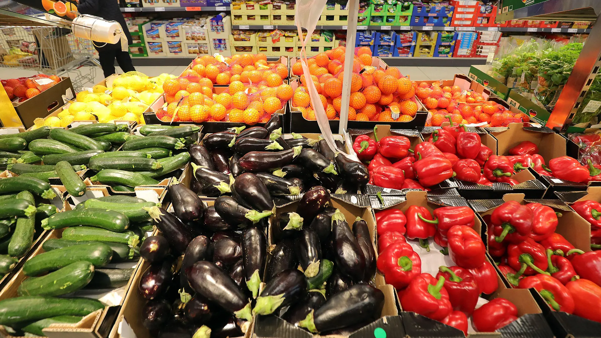 ARCHIV - 15.03.2019, Berlin: Obst- und Gemüsesorten liegen in einem Berliner Supermarkt zum Verkauf bereit. Bundesagrarminister Özdemir hat Forderungen nach einer Mehrwertsteuerbefreiung für Obst, Gemüse und Hülsenfrüchte begrüßt. (zu dpa «Özdemir unterstützt Mehrwertsteuerbefreiung für Obst und Gemüse») Foto: Wolfgang Kumm/dpa +++ dpa-Bildfunk +++