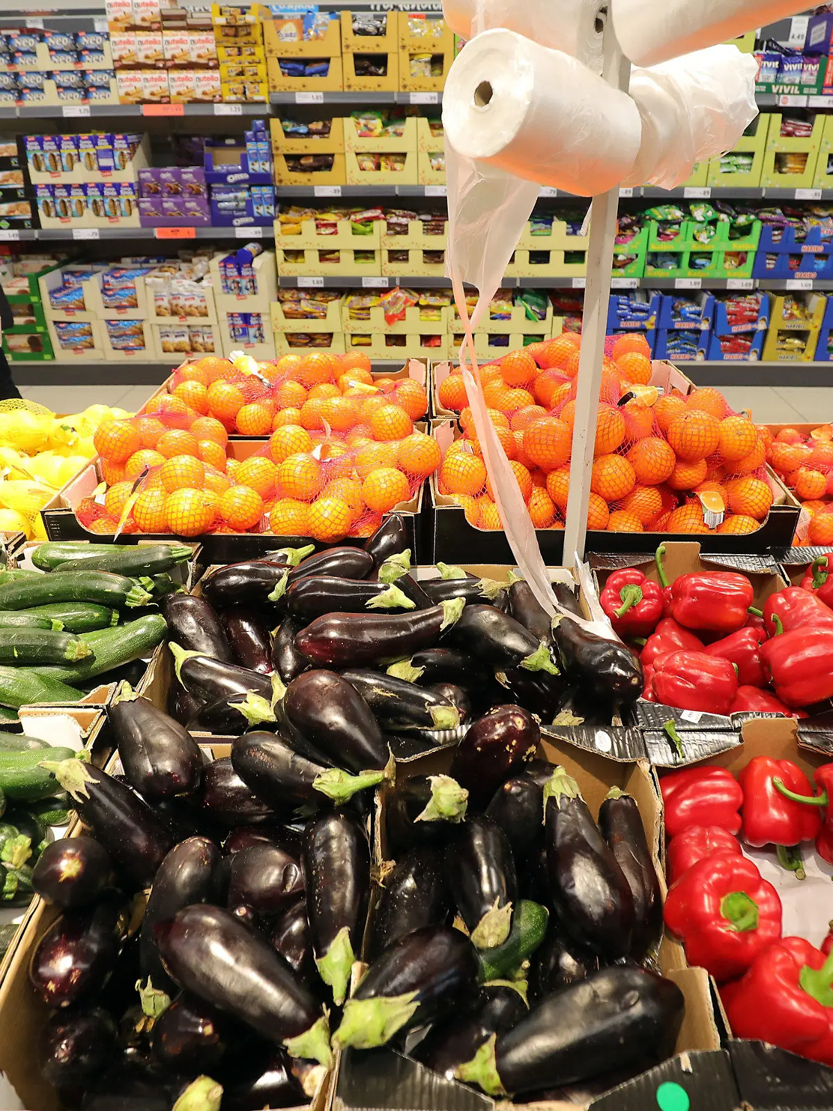 ARCHIV - 15.03.2019, Berlin: Obst- und Gemüsesorten liegen in einem Berliner Supermarkt zum Verkauf bereit. Bundesagrarminister Özdemir hat Forderungen nach einer Mehrwertsteuerbefreiung für Obst, Gemüse und Hülsenfrüchte begrüßt. (zu dpa «Özdemir unterstützt Mehrwertsteuerbefreiung für Obst und Gemüse») Foto: Wolfgang Kumm/dpa +++ dpa-Bildfunk +++